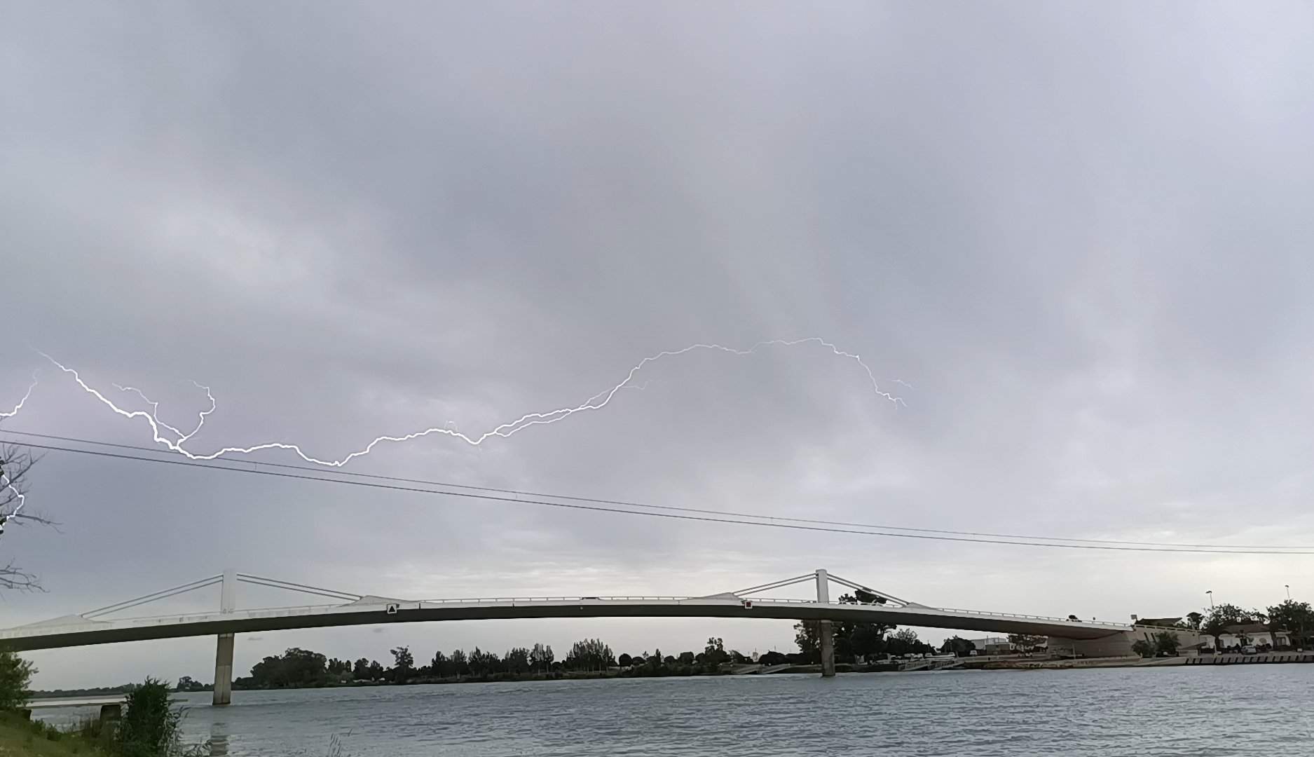 Cambio de tiempo inminente en Catalunya: tormentas locales y pinchazo de temperaturas