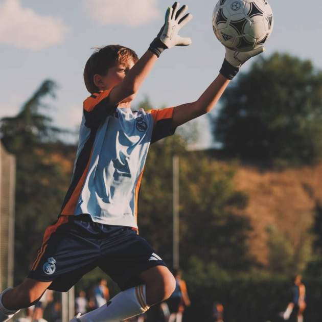 Lucas, hijo de Sara Carbonero, haciendo de portero con la camiseta del Real Madrid / Instagram Lucas, hijo de Sara Carbonero, haciendo de portero con la camiseta del Real Madrid / Instagram