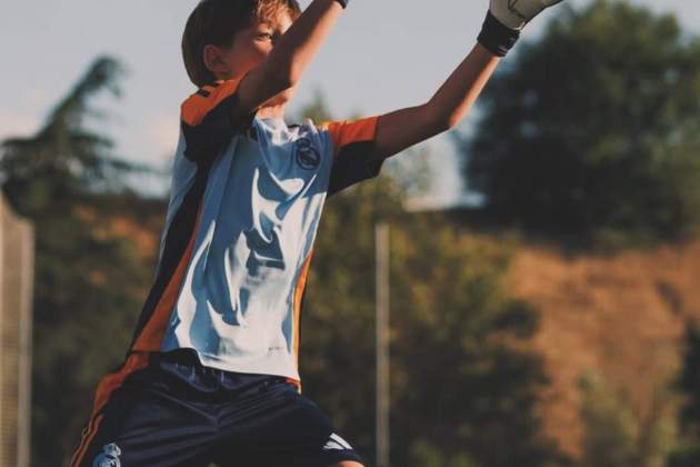 Lucas, hijo de Sara Carbonero, haciendo de portero con la camiseta del Real Madrid / Instagram