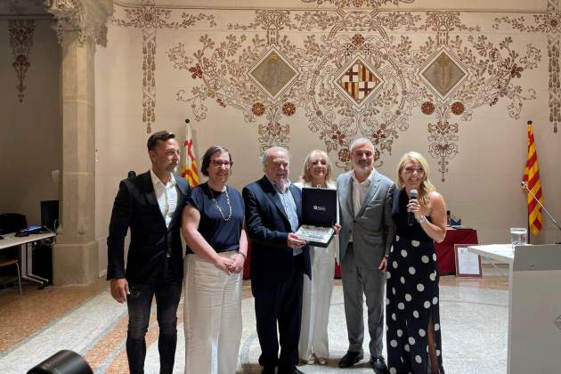 L'alcalde Collboni entregant un reconeixement a la família del Celler Gelida foto Ana Acebal L'alcalde Collboni entregant un reconeixement a la família del Celler Gelida foto Ana Acebal
