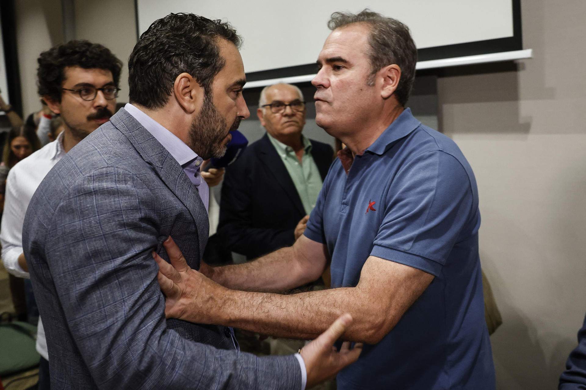 Aldama irromp a la compareixença de Leire Díez: “És una pocavergonya i està mentint”