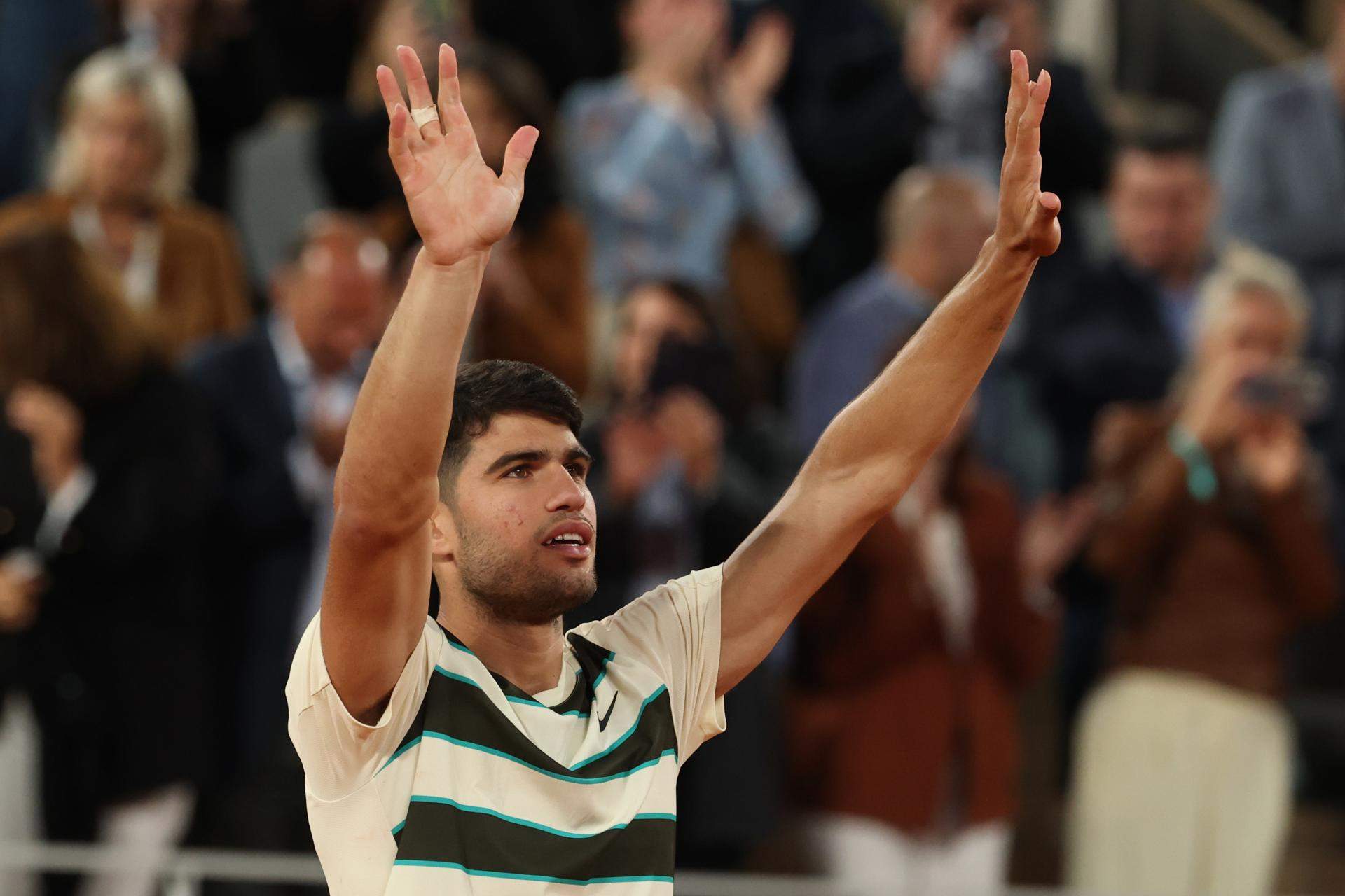 Exhibició amb disculpes i un missatge a Sinner: la nit idíl·lica de Carlos Alcaraz a Roland Garros