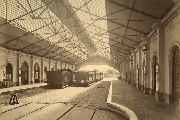 Els catalans de Buenos Aires construeixen el primer ferrocarril de l'Argentina. Fotografia interior de la Estación del Parque. Font Archivo General de la Nación. Buenos Aires