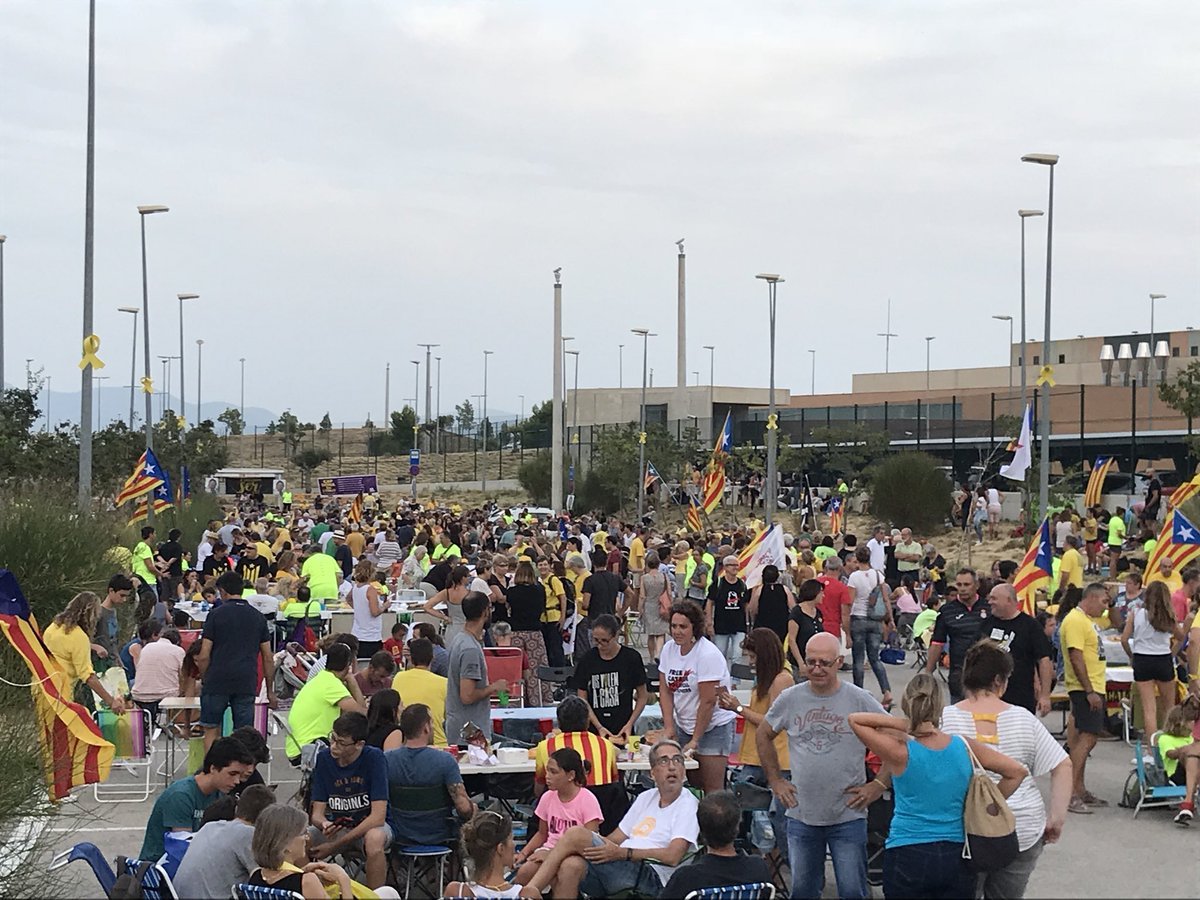Gran sopar groc davant de la presó de Puig de les Basses