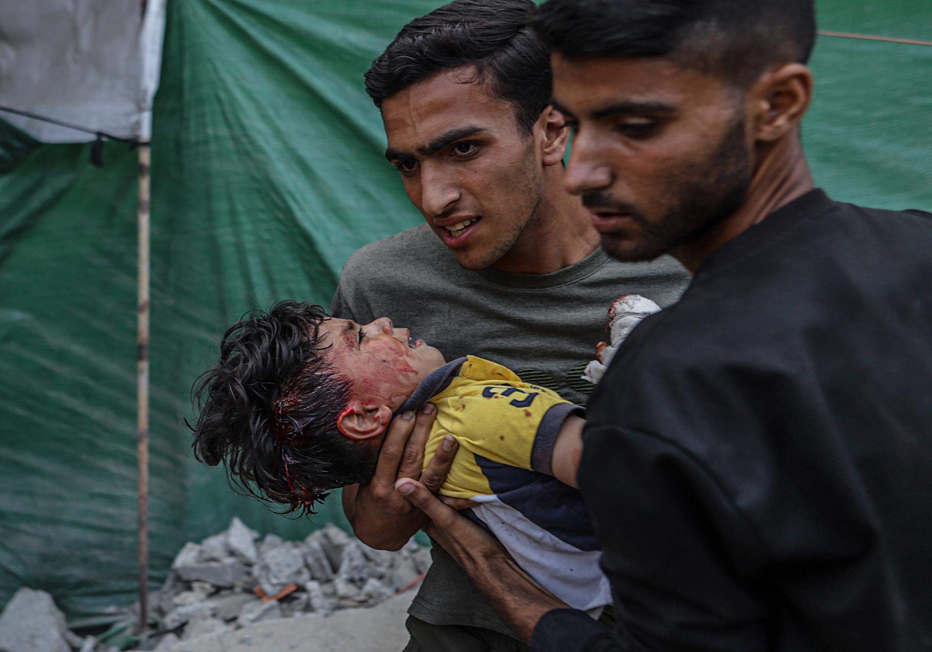 Israel mata gairebé a 100 persones en un dia i Hamàs "cedeix" per assolir un alto el foc