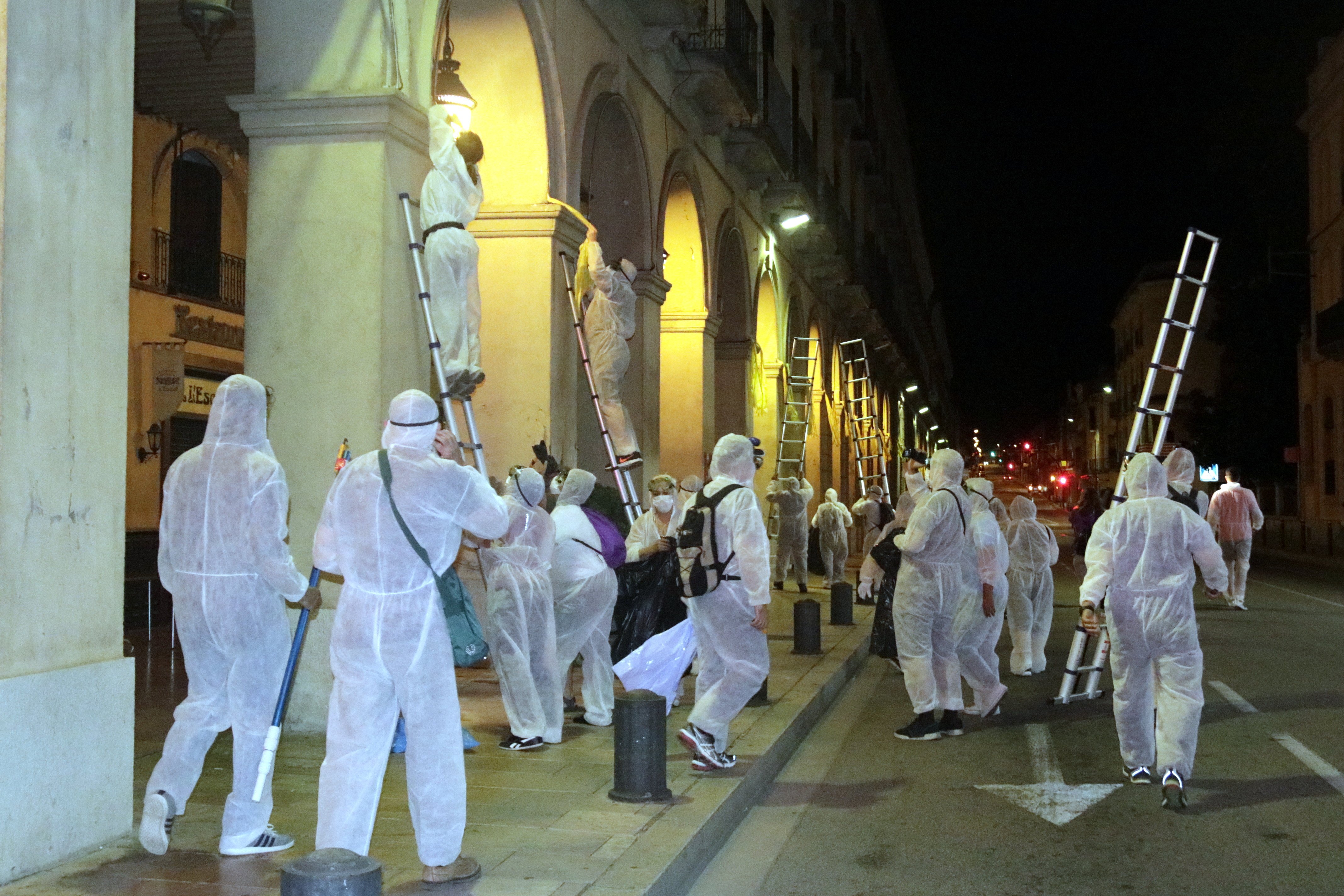 Uniformed with covered faces, this is how the unionist squads operate