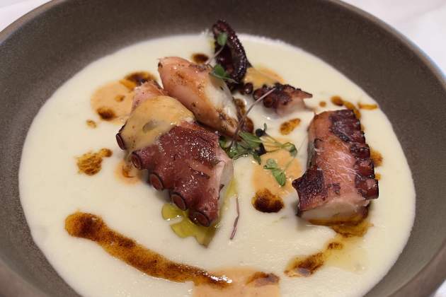 Restaurant Dos Cucharas, pop|pulpo en la brasa / Foto: Jordi Tubella Restaurant Dos Cucharas, pop|pulpo en la brasa / Foto: Jordi Tubella