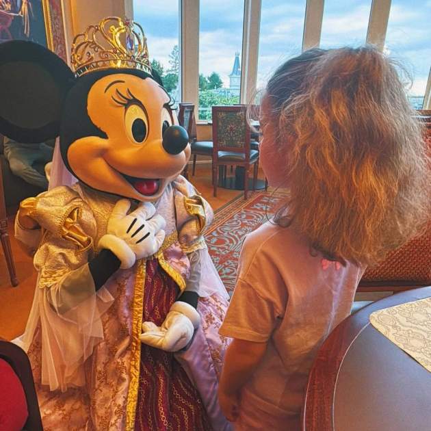 La hija de Edurne y de Gea en Disneyland / Instagram La hija de Edurne y de Gea en Disneyland / Instagram