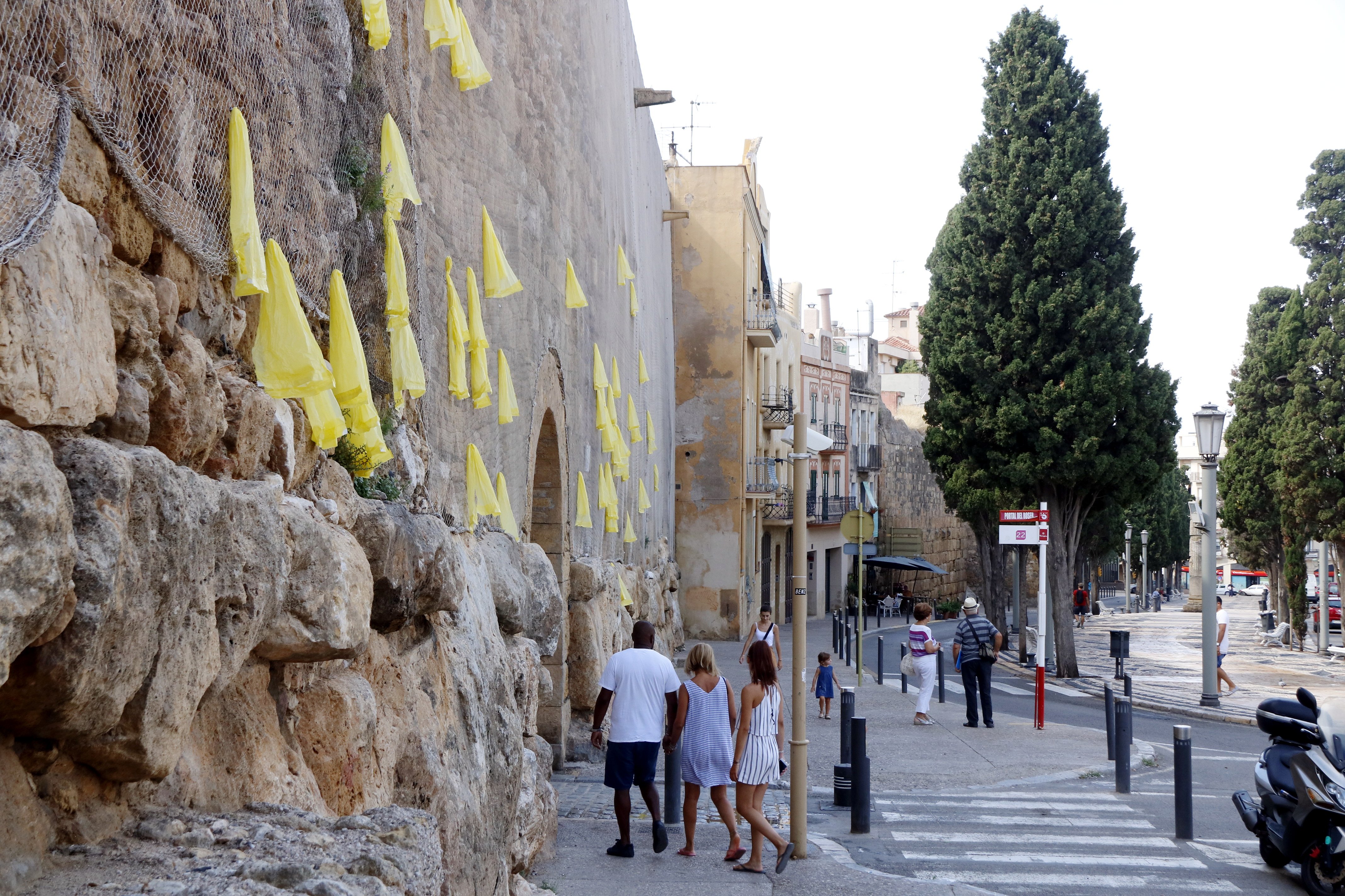 El Ayuntamiento de Tarragona vuelve a retirar los lazos amarillos de la muralla