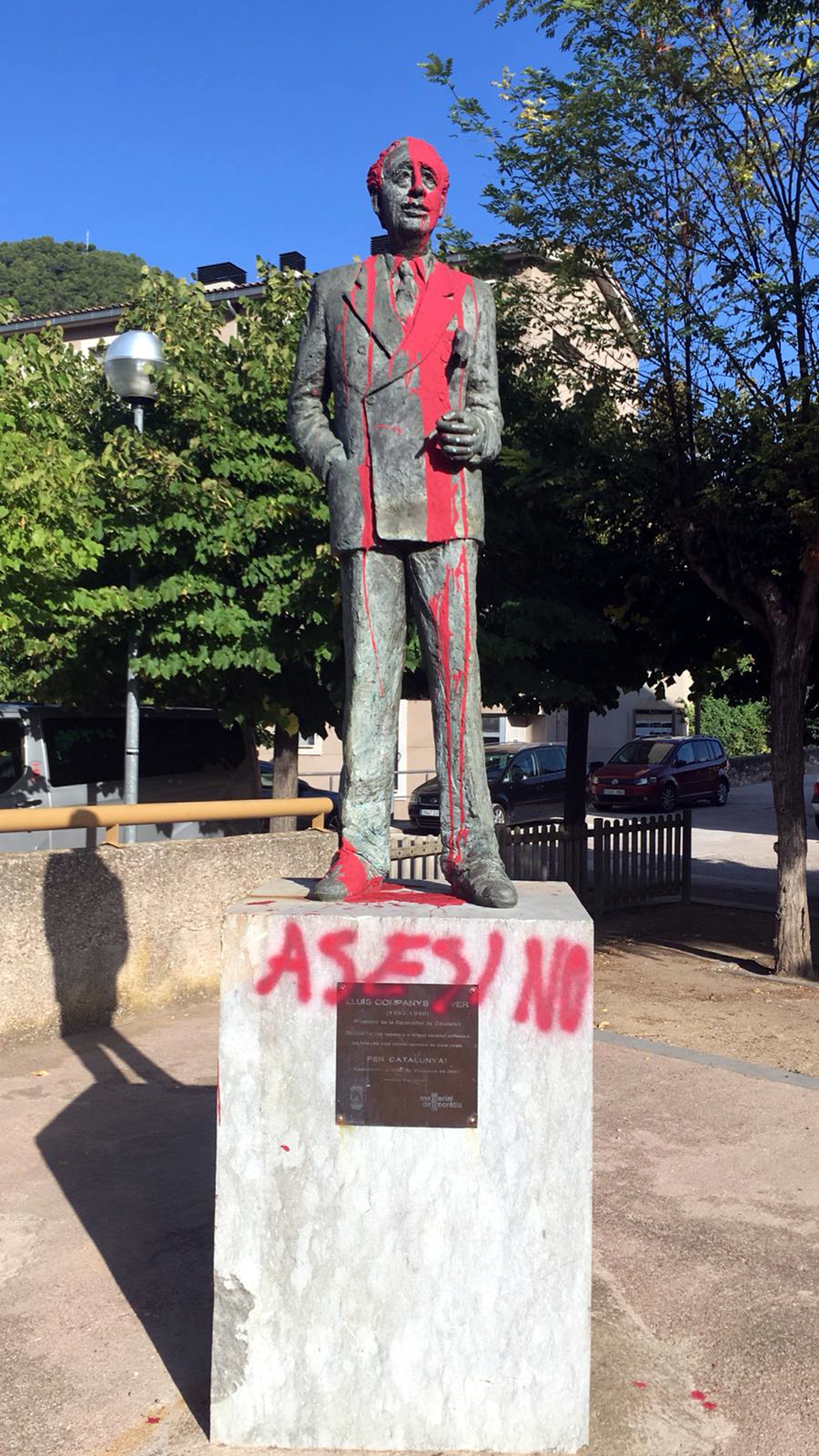 Pinten l'estàtua de Lluís Companys de Castellbell i el Vilar