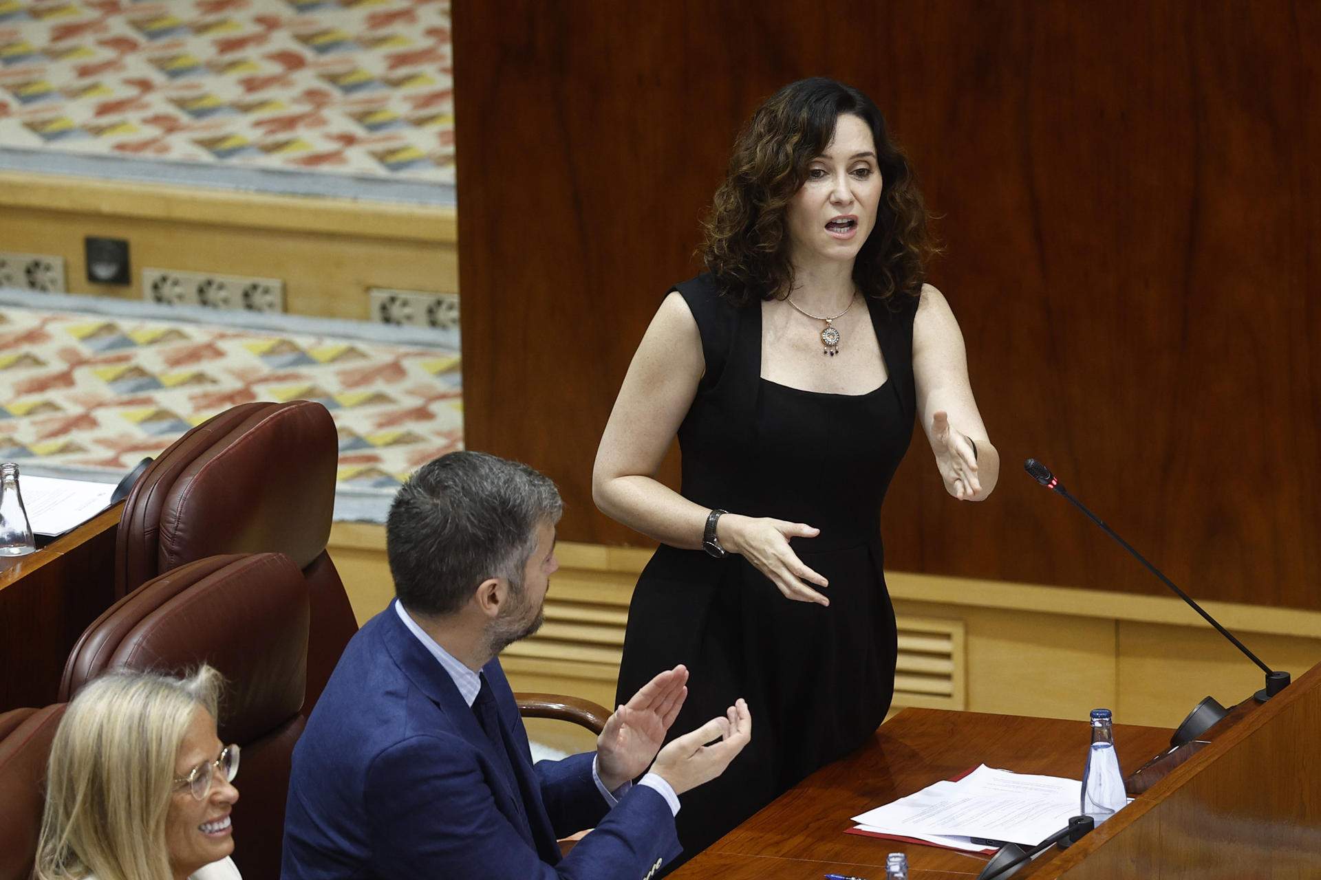 Ayuso amenaça d’abandonar la Conferència de Presidents si es parla en català o basc