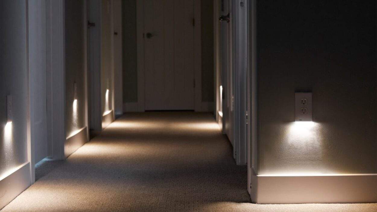 Así evito tropezones nocturnos: esta luz con sensor de movimiento es un antes y un después