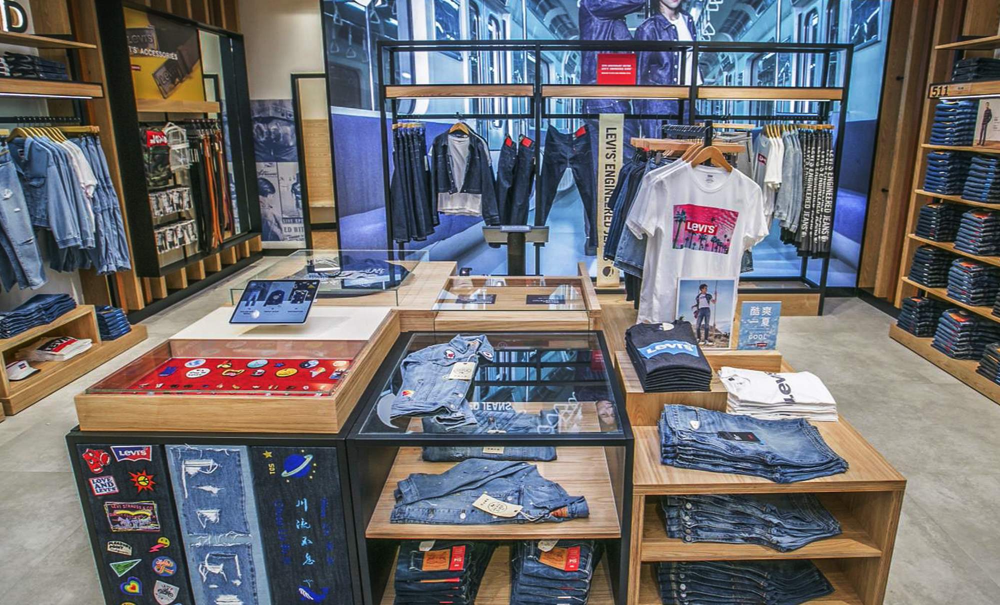 El polo Levi’s que triomfa a xarxes per com queda i com de fàcil és de portar
