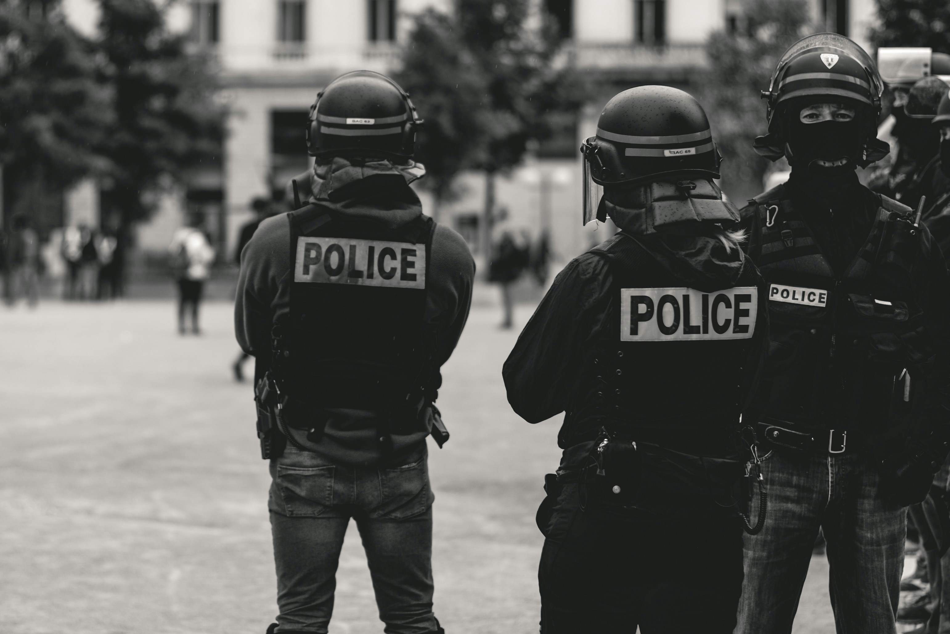 Portadas policíacas con ganas de castigar a delincuentes (una apunta a Trump y la otra, a Sánchez)