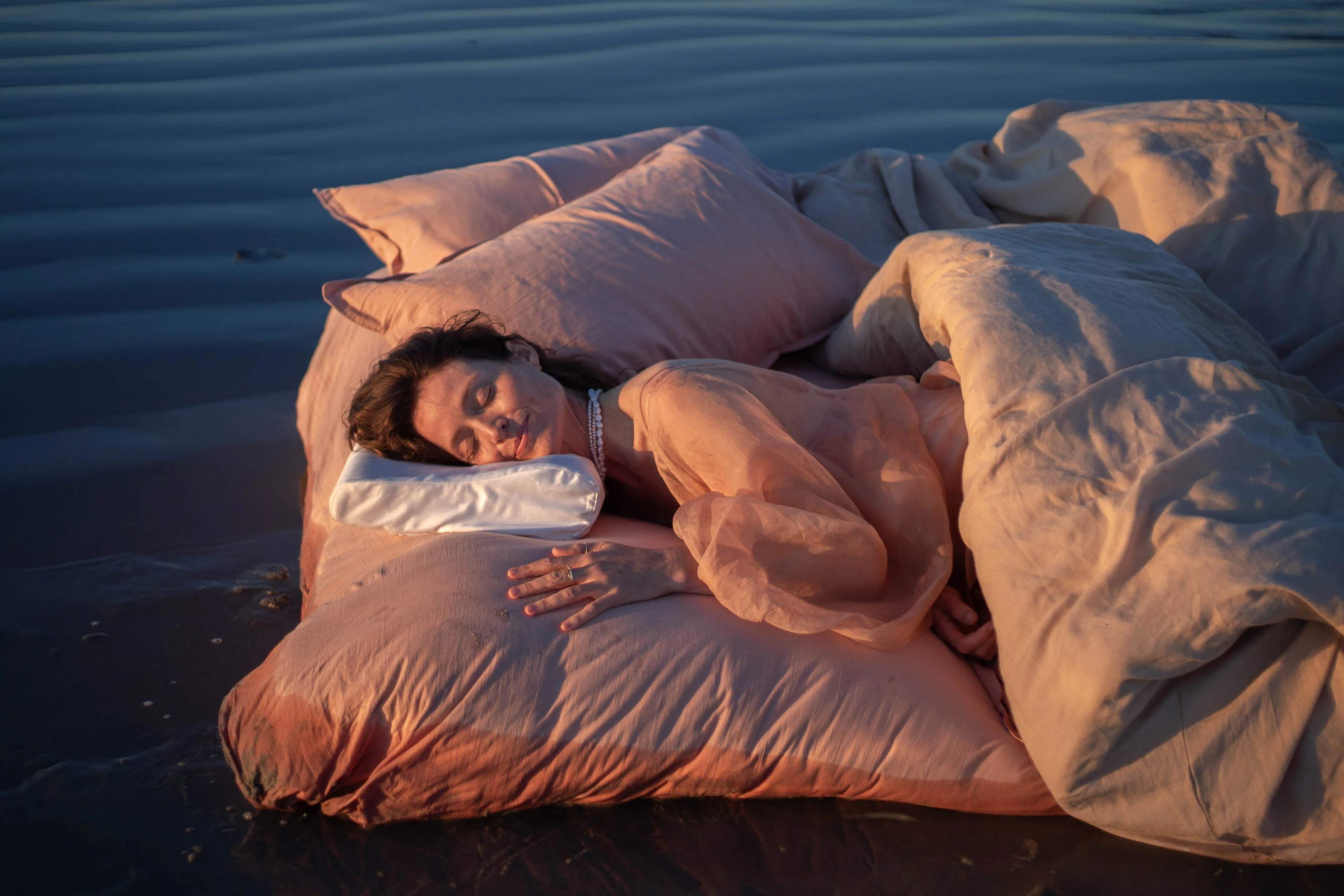 Esta almohada viscoelástica no parece gran cosa, pero mejora cómo duermes en 3 días