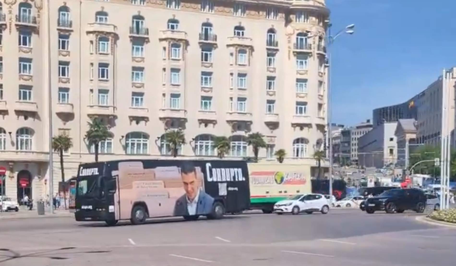 La imatge de "Sánchez corrupte" es passeja per Barcelona en bus i inunda els carrers de cartells