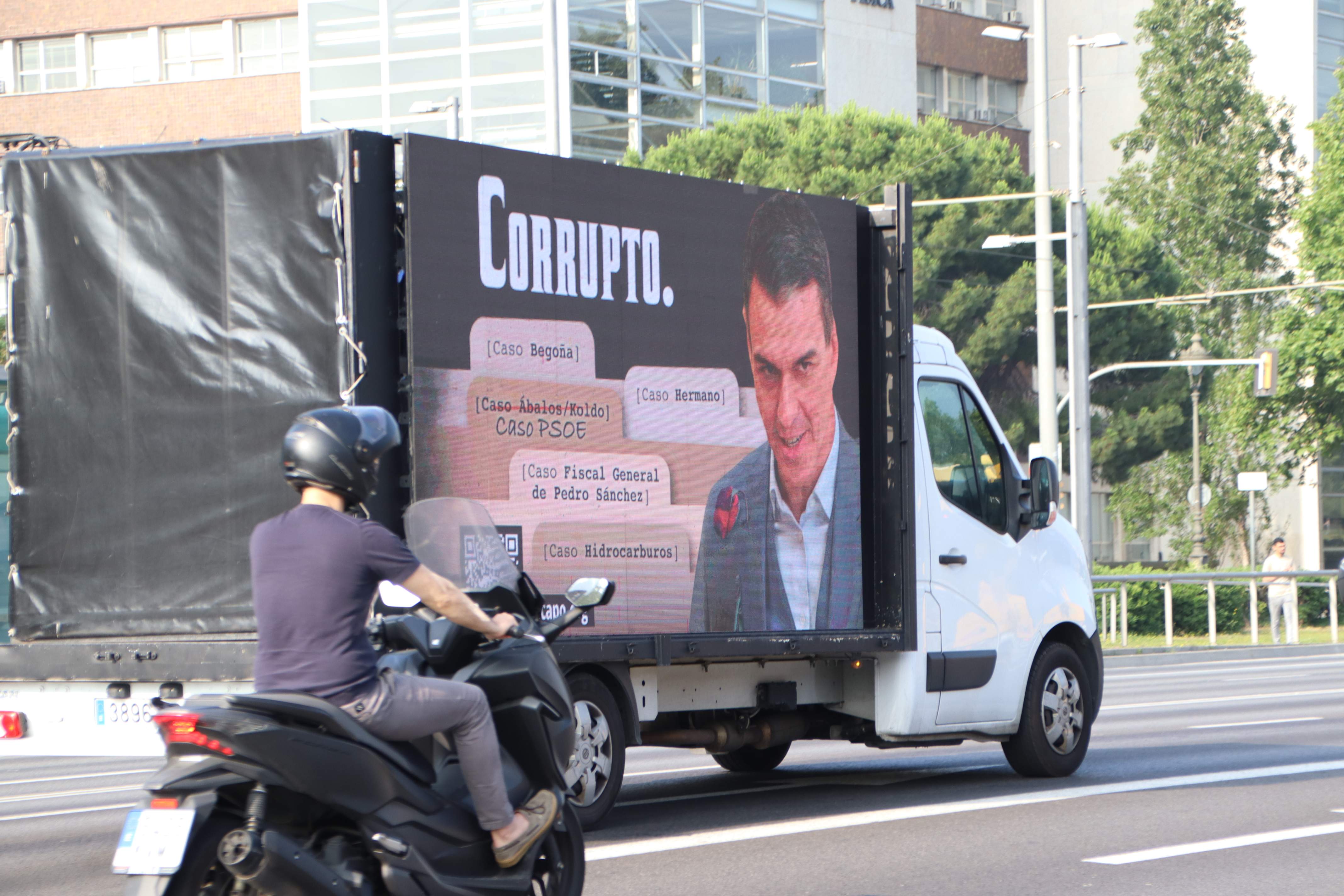 El cartell de 'Sánchez corrupte' en una furgoneta de repartiment El cartell de 'Sánchez corrupte' en una furgoneta de repartiment