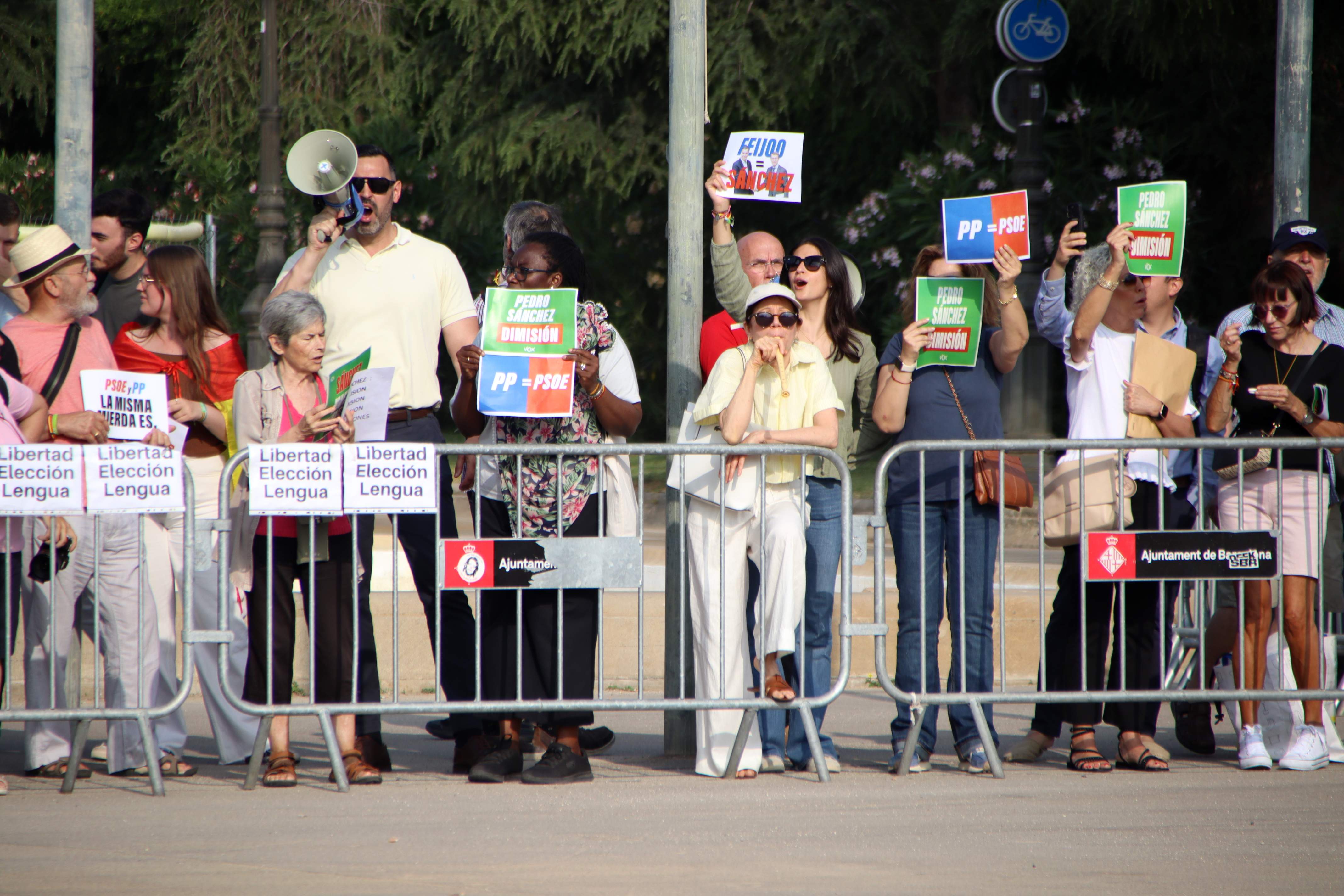 Un grup de persones protesta davant el Palau Reial (ACN) Un grup de persones protesta davant el Palau Reial (ACN)