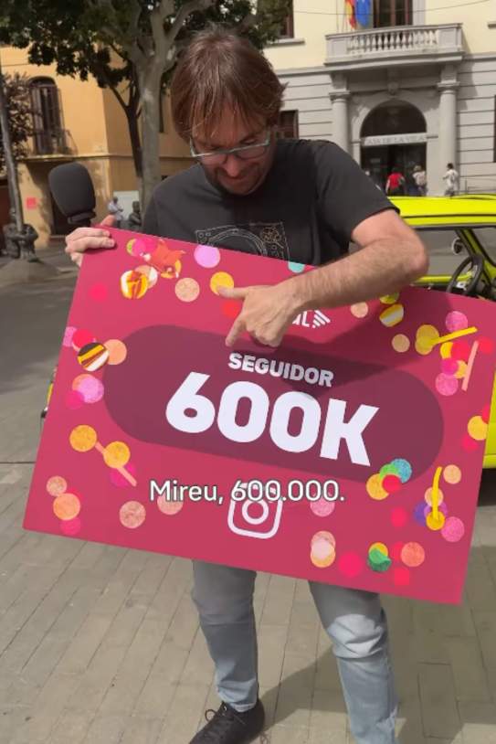 Quim Masferrer amb el cartell i el cotxe groc darrere / Instagram Quim Masferrer amb el cartell i el cotxe groc darrere / Instagram
