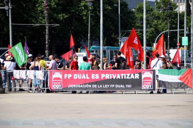Sindicats educatius protesten davant el Palau de Pedralbes / ACN Sindicats educatius protesten davant el Palau de Pedralbes / ACN