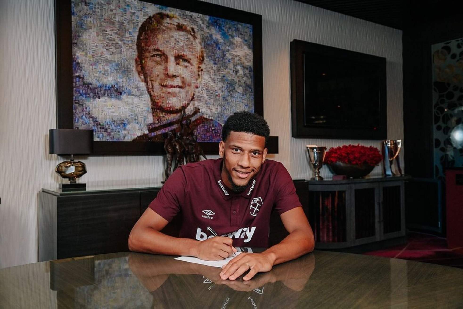 El West Ham completa el fitxatge de Todibo i el Barça s'embutxaca un bon grapat de milions
