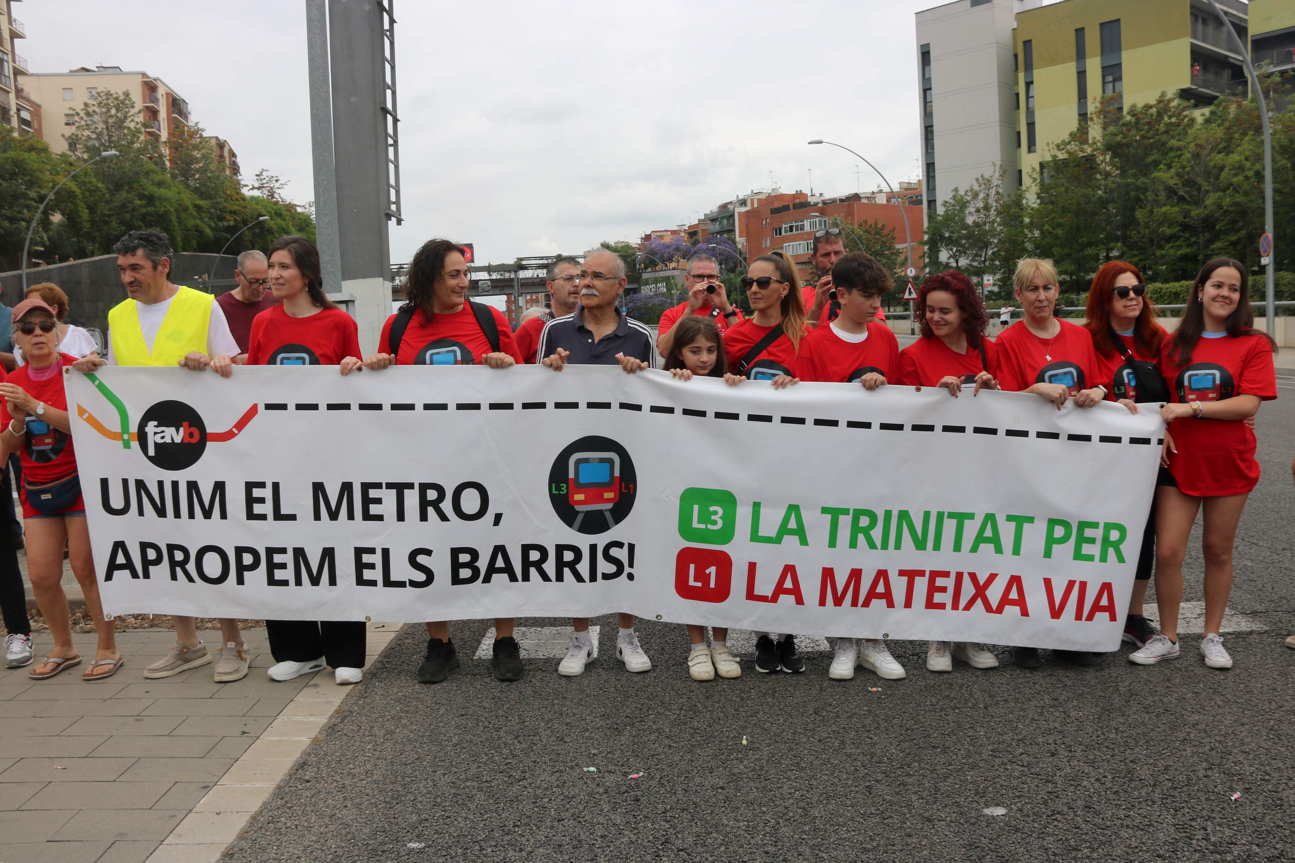 Los vecinos de las dos Trinitats vuelven y cortan la Meridiana para reclamar la unión en metro