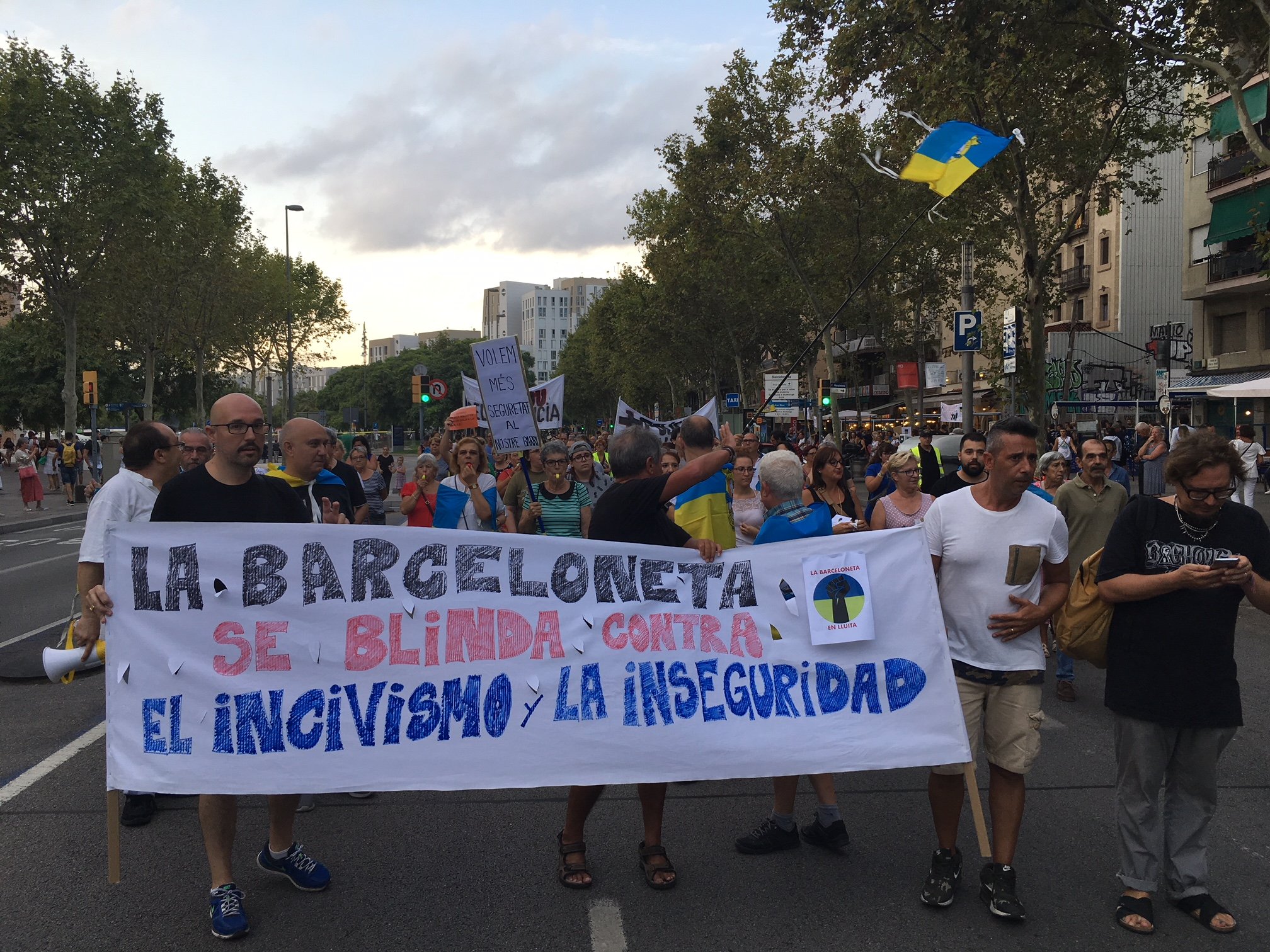 Veïns de la Barceloneta tallen l'accés a la ronda del Litoral com a protesta per la inseguretat