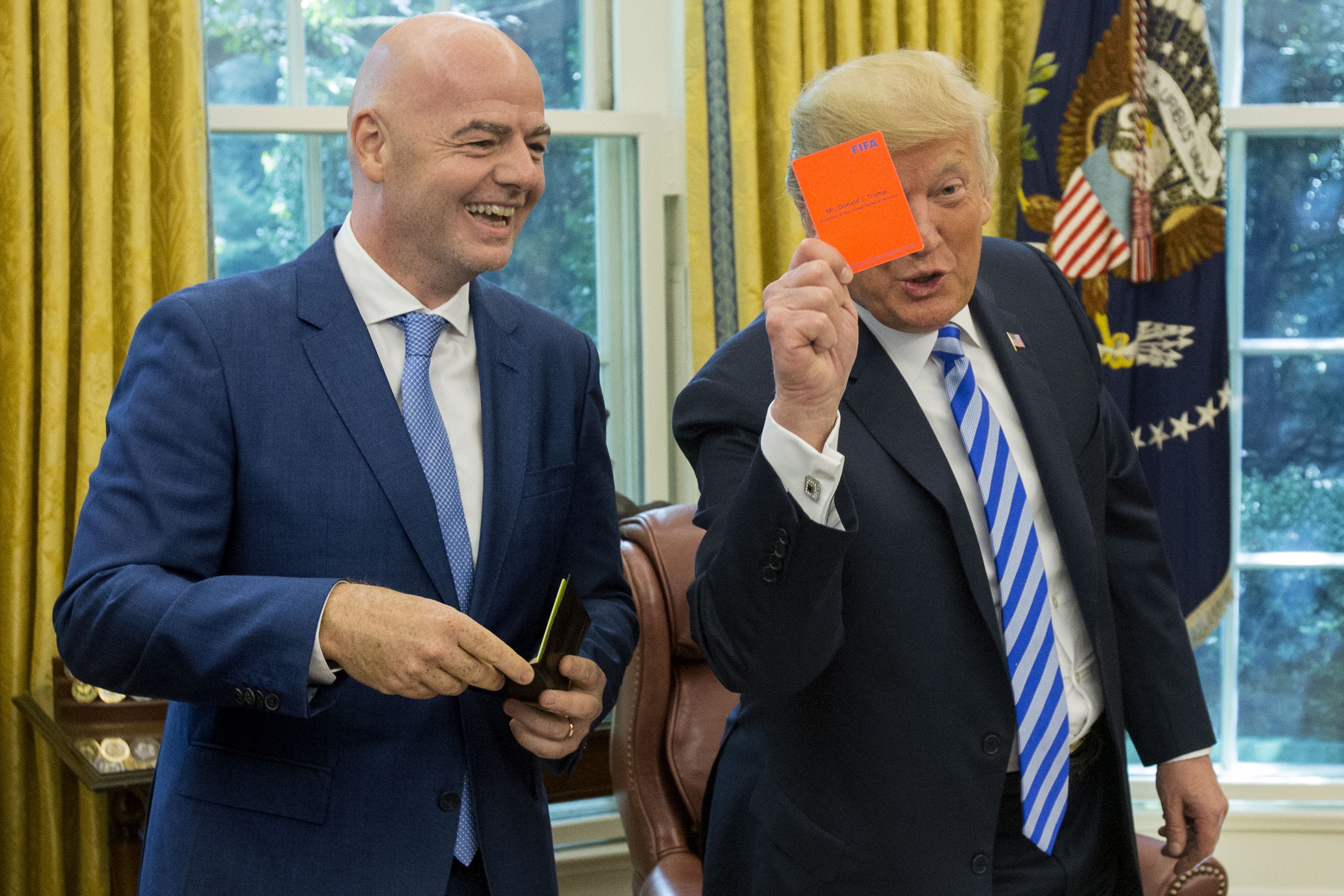 Trump descubre la tarjeta roja... y se la enseña a la prensa