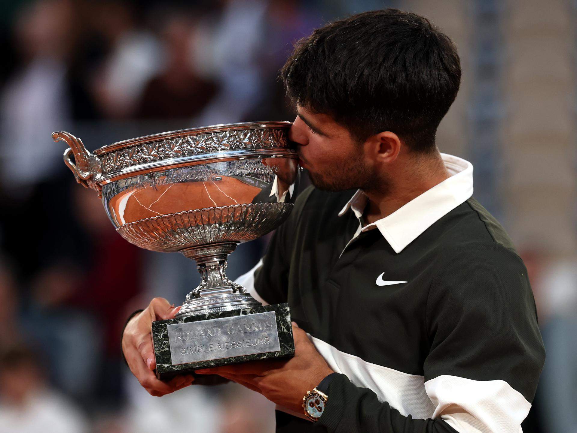 Un épico Carlos Alcaraz remonta contra Jannik Sinner y revalida el título en Roland Garros