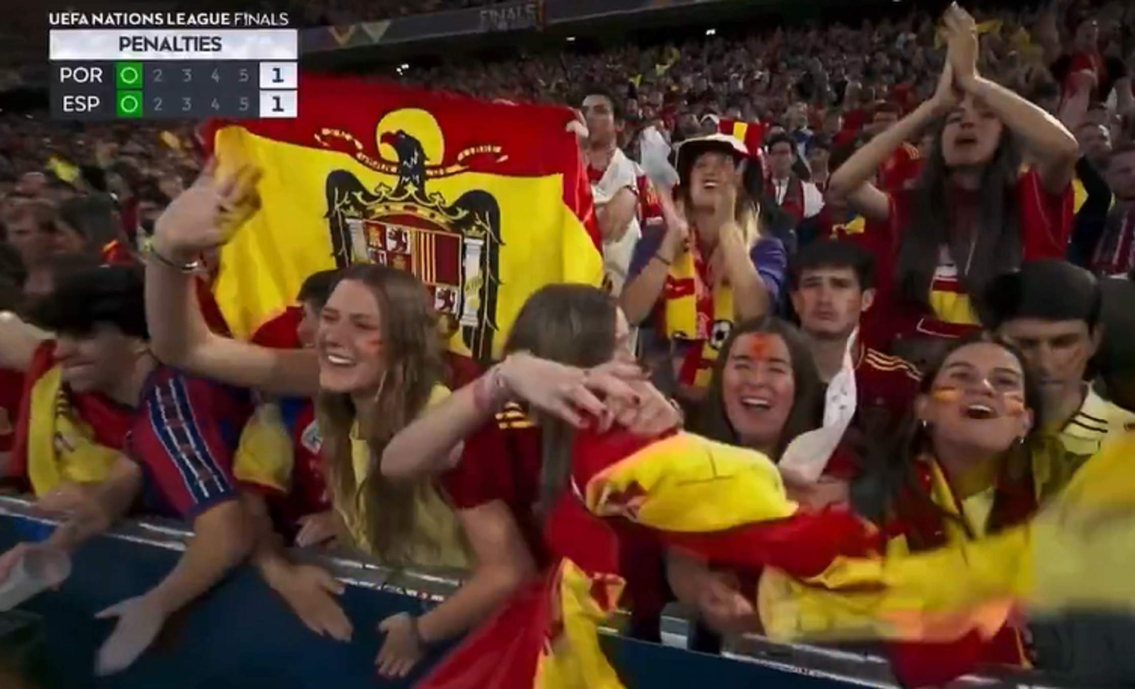 Una bandera franquista es cola en la final de la Nations League entre Espanya i Portugal