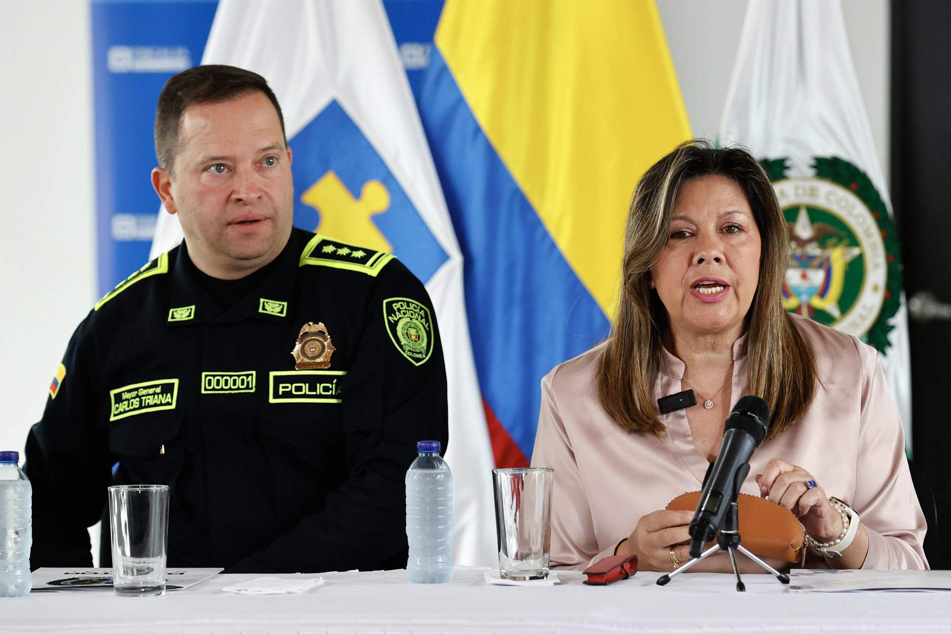 La fiscal general de Colòmbia, Luz Adriana Camargo (d), parla al costat del director general de la Policia, Carlos Fernando Triana (EFE),