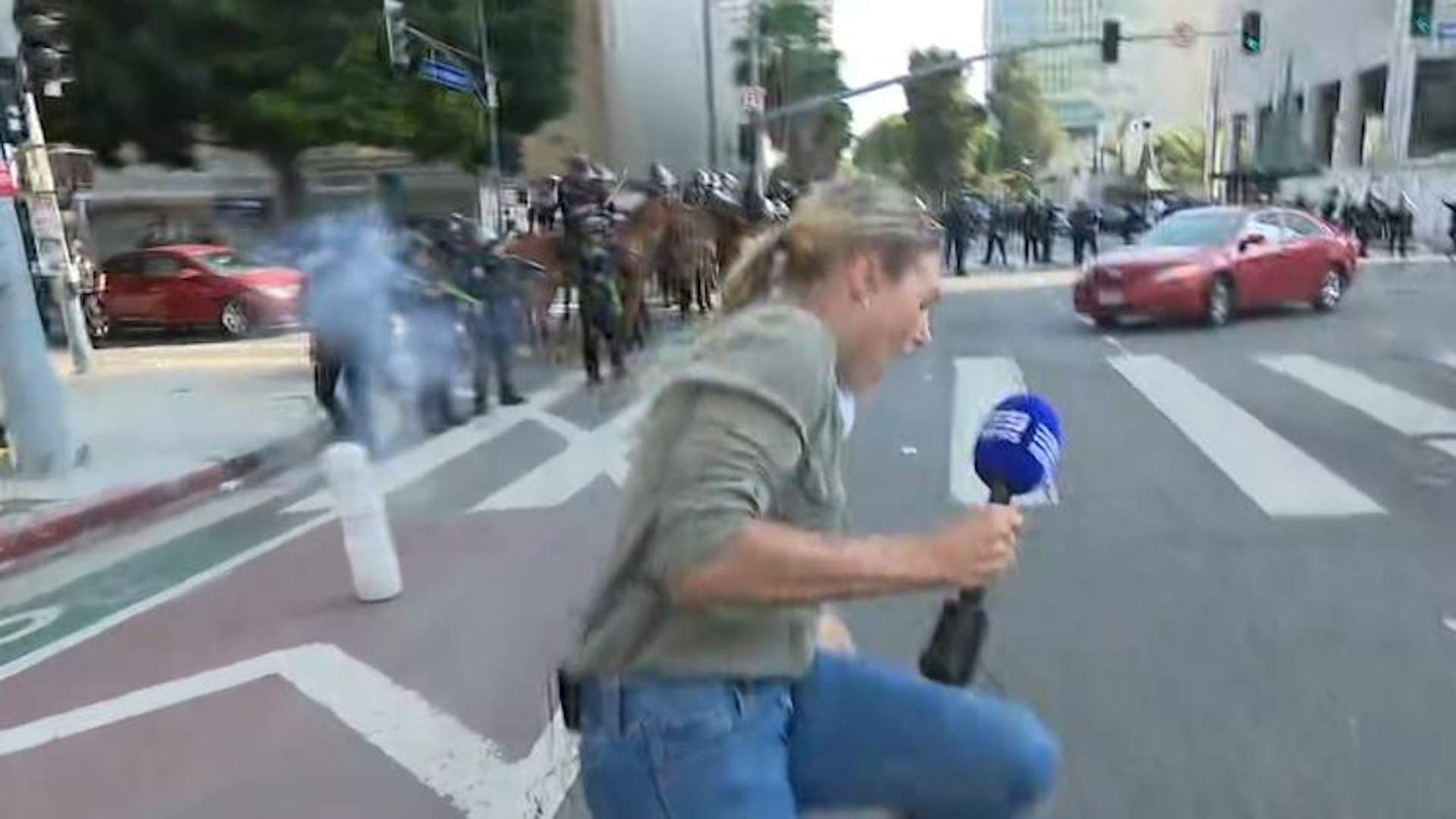Una periodista herida por el impacto de una bala de goma durante las protestas en Los Ángeles