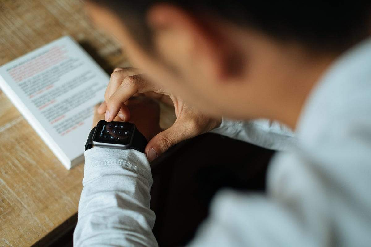 Amazon “regala” este smartwatch con 30 días de autonomía y compatibilidad total: al 78 % de descuento