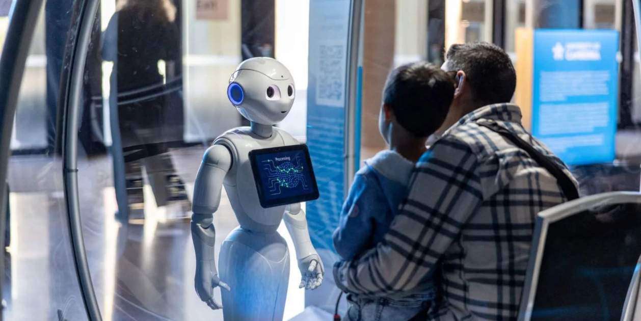 Imatge de Pepper interactuant amb un pare i el seu fill al Festival d'Innovació de Canberra Imatge de Pepper interactuant amb un pare i el seu fill al Festival d'Innovació de Canberra