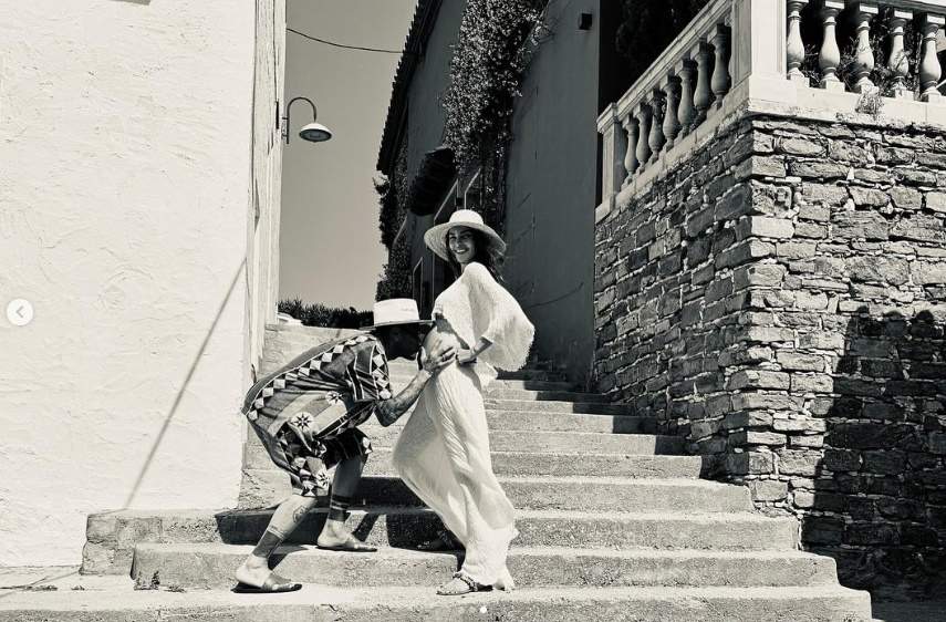 Dani Alves besa la panxa de Joana a Begur, IG Dani Alves besa la panxa de Joana a Begur, IG