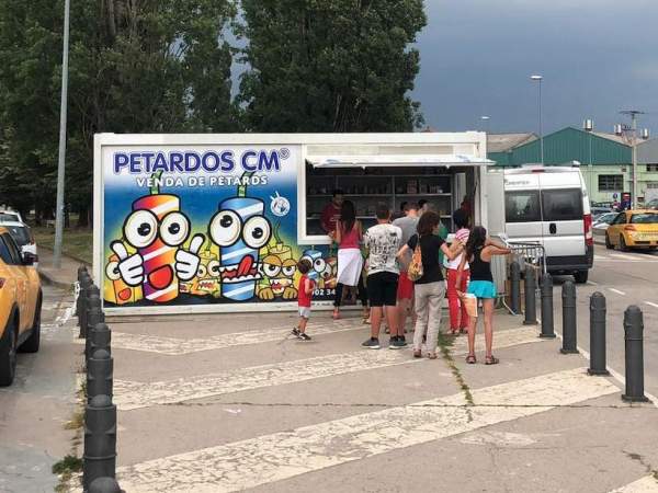 Una de las casitas|casetas de Petardos CM instaladas para la venta de la pirotecnia de Sant Joan. Foto Petardos CM Una de las casitas|casetas de Petardos CM instaladas para la venta de la pirotecnia de Sant Joan. Foto Petardos CM
