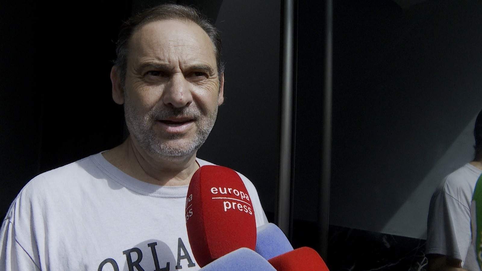 Ábalos es mostra tranquil després de l’escorcoll de casa seva: “Només els interessava el mòbil”