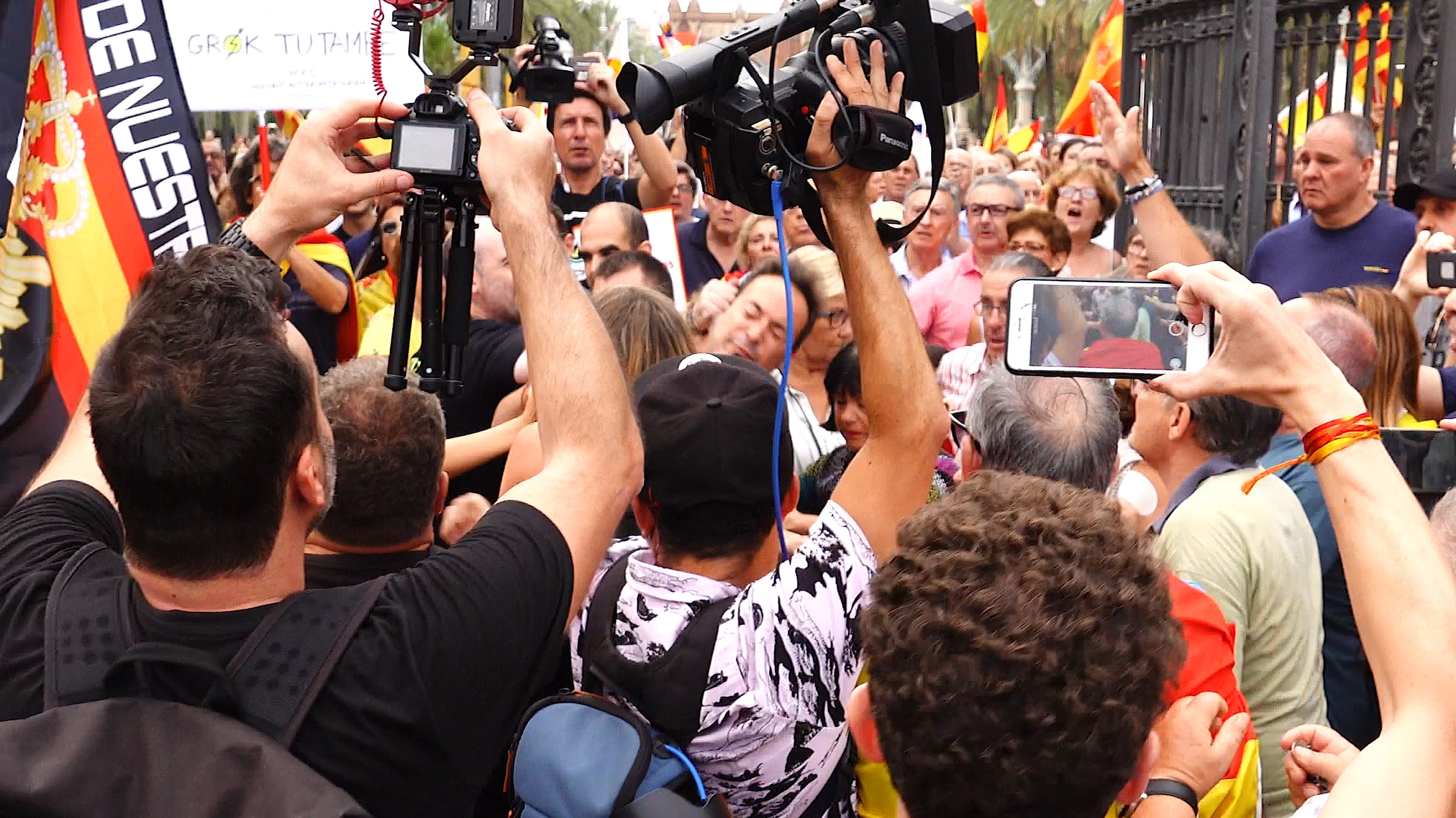 'Telepolis': "Ultras españoles atacan a un cámara en Catalunya"