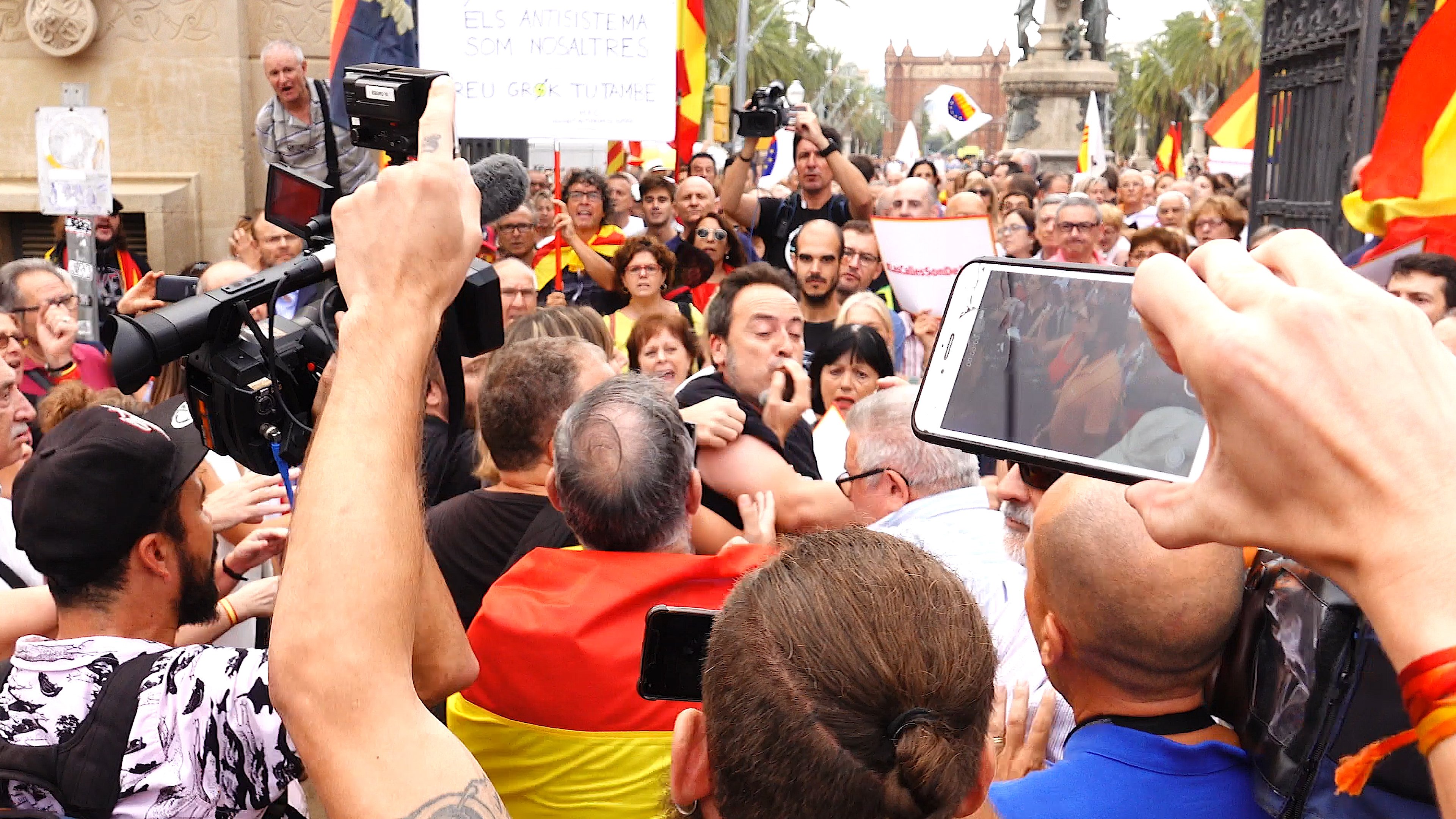 Agreden a un periodista de Telemadrid en la manifestación de Cs por la no violencia