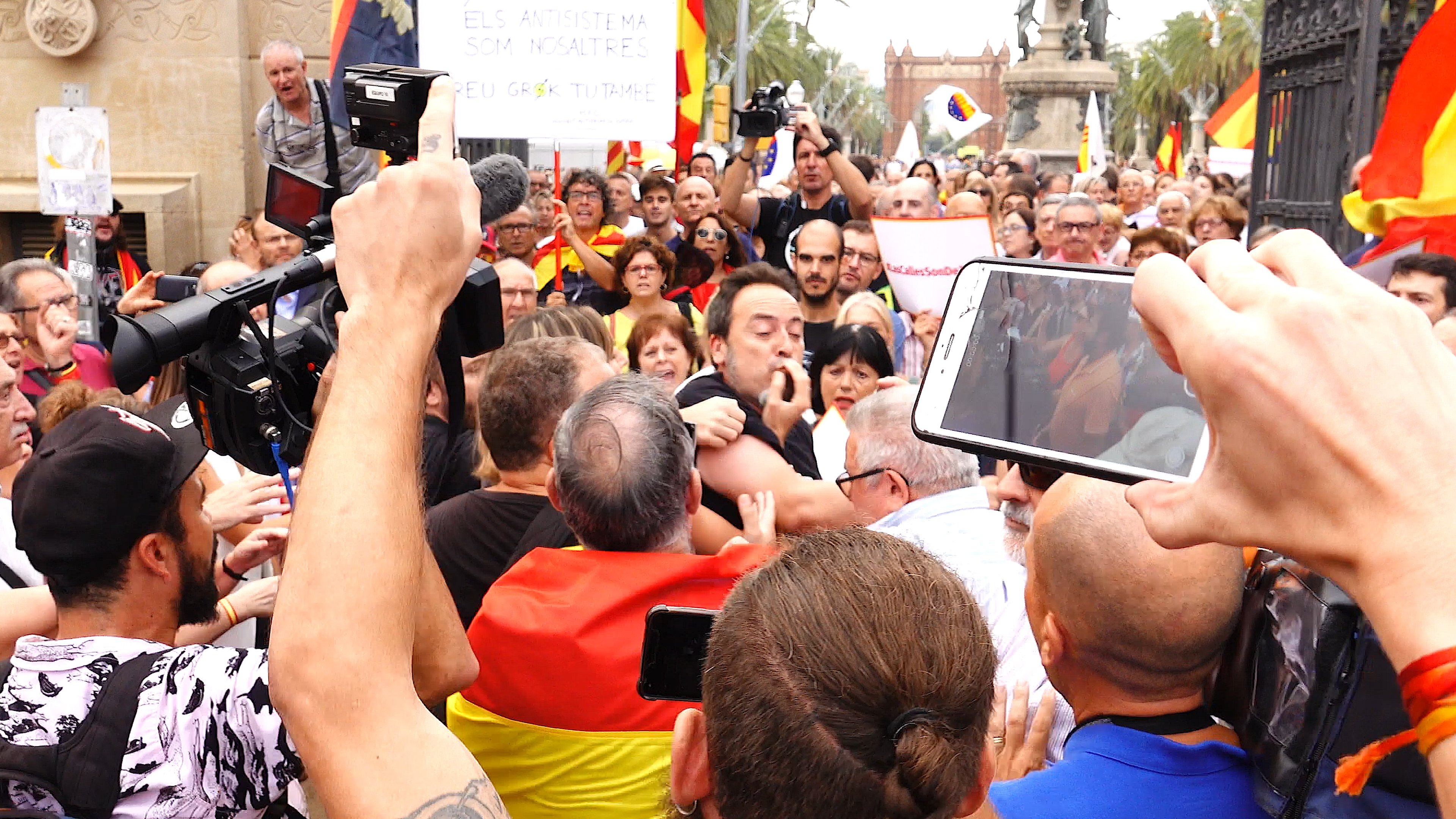 Agredeixen un periodista de Telemadrid a la manifestació de Cs per la no-violència