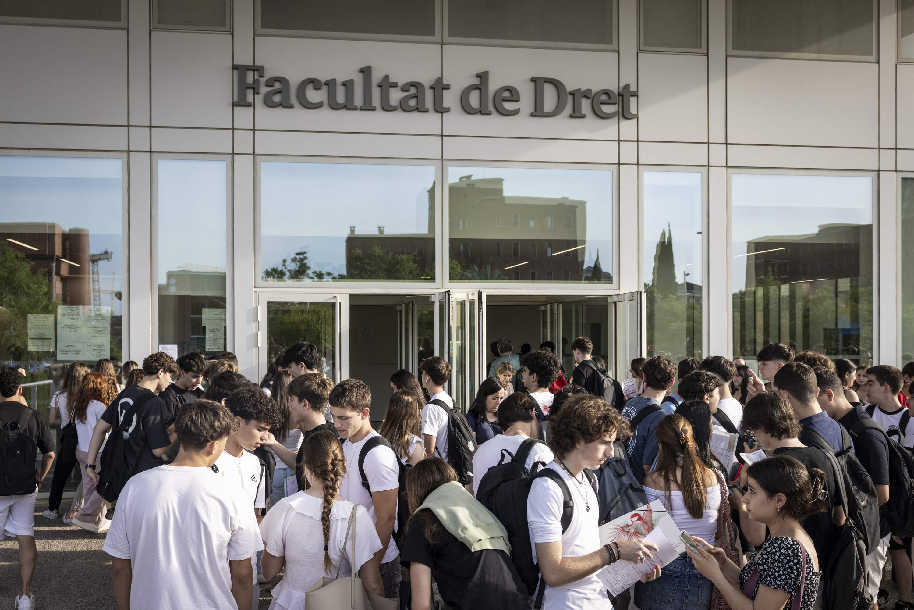 La abogacía de Barcelona convoca a los decanos de facultades de Derecho para romper las barreras al catalán
