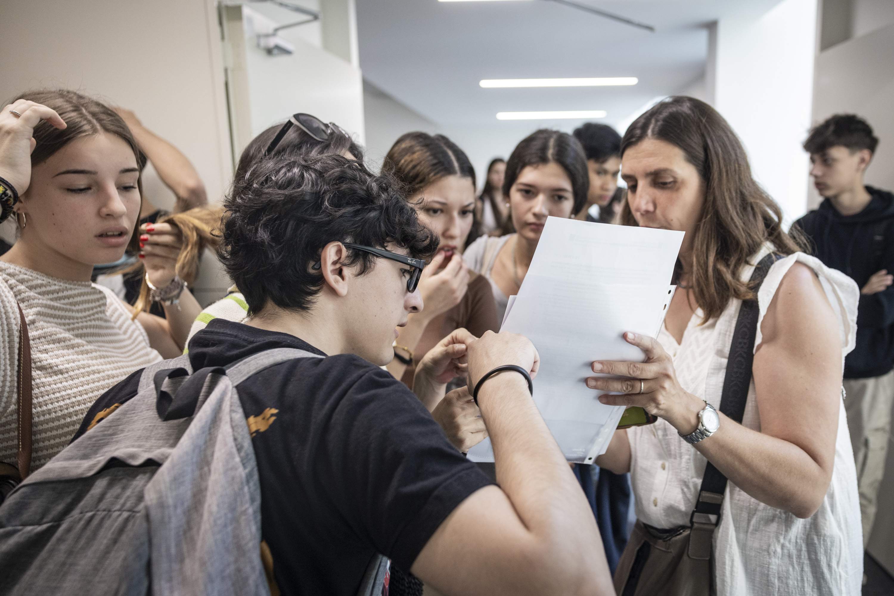 Molts nervis i algun repàs d'última hora a les portes de l'aula: comença la selectivitat 2025