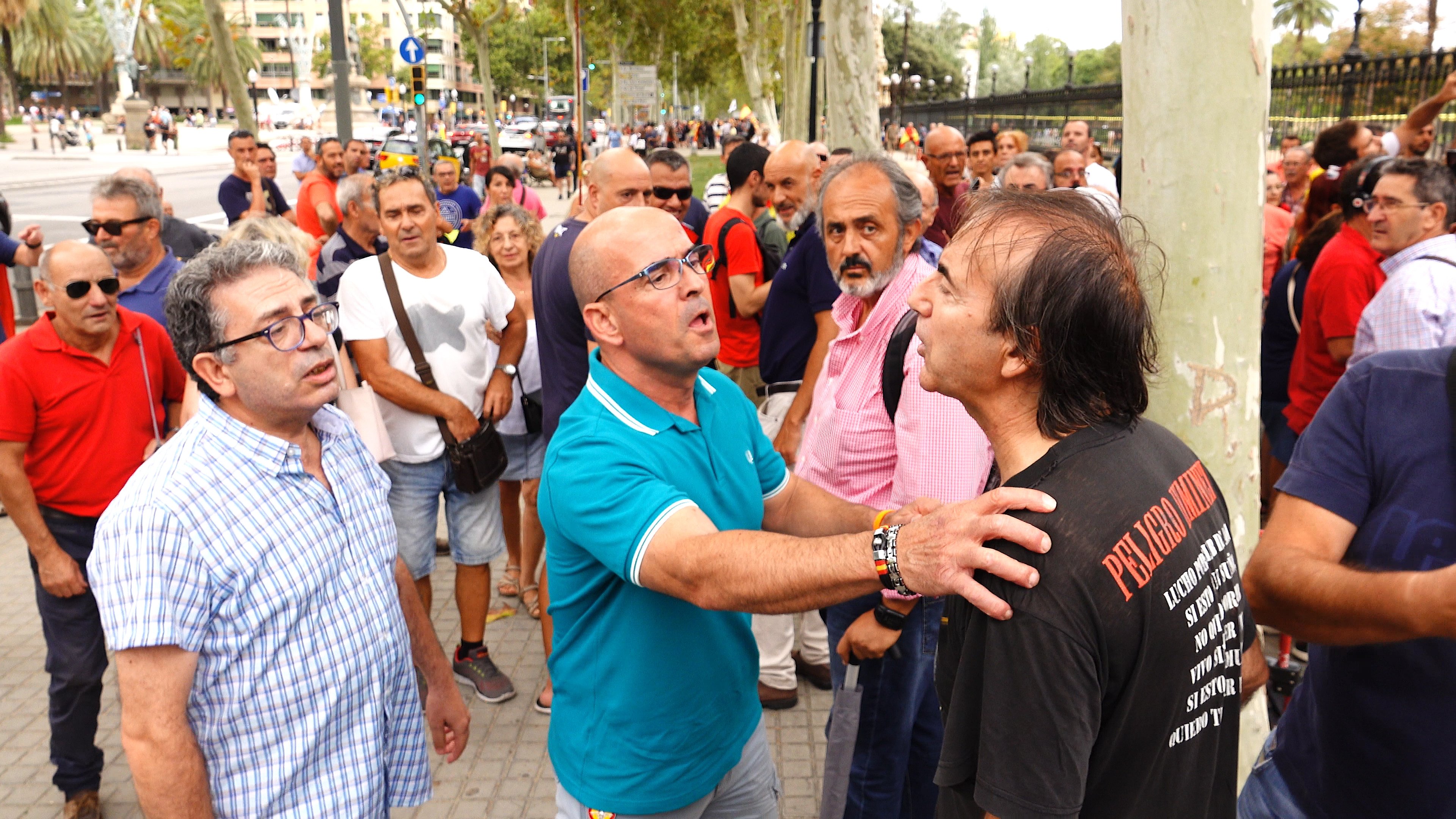 VÍDEO: Baralla entre dos unionistes abans de començar la concentració a Barcelona