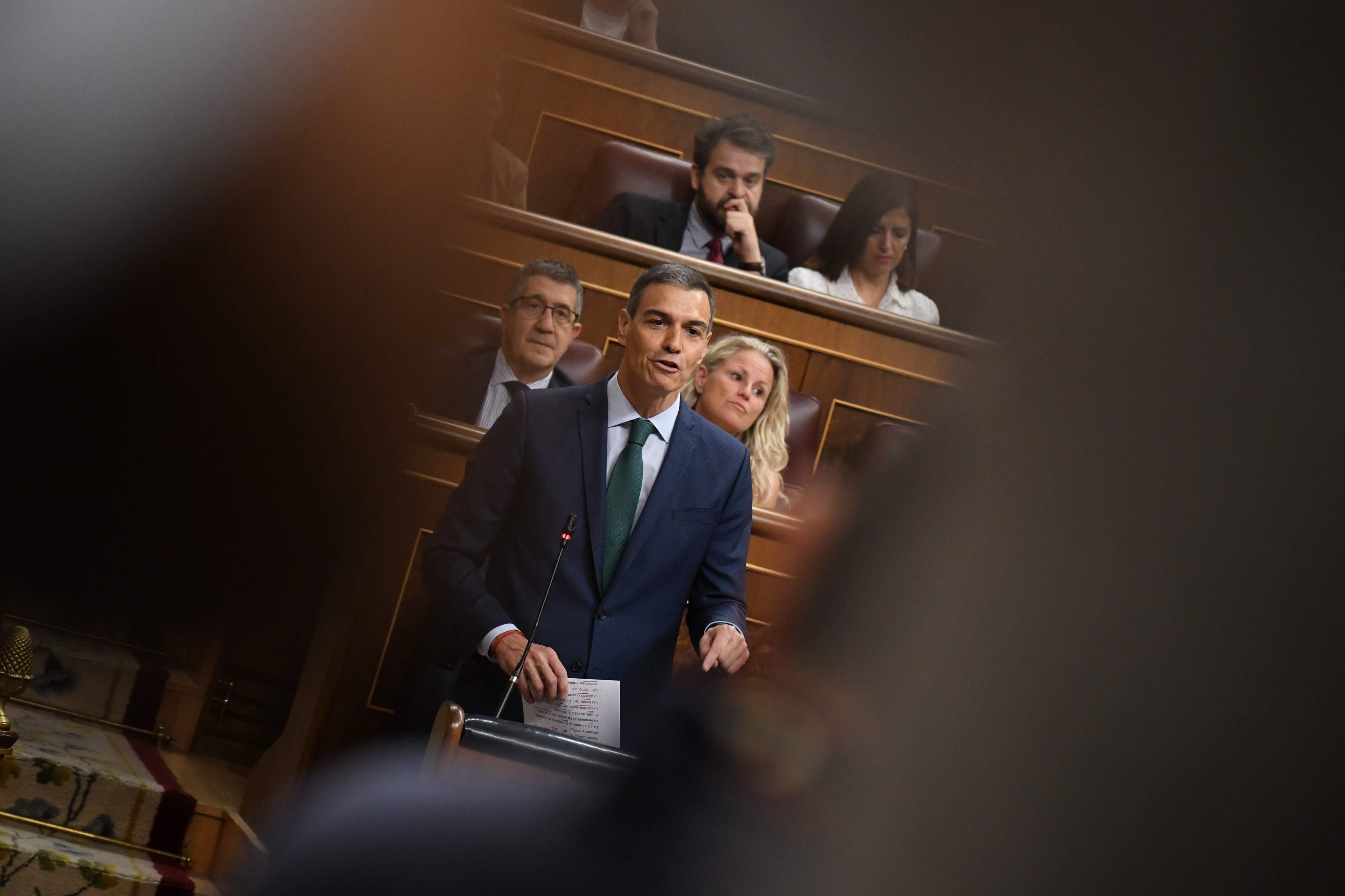 Sánchez defiende al fiscal general y Feijóo le acusa de "peligro para la democracia"