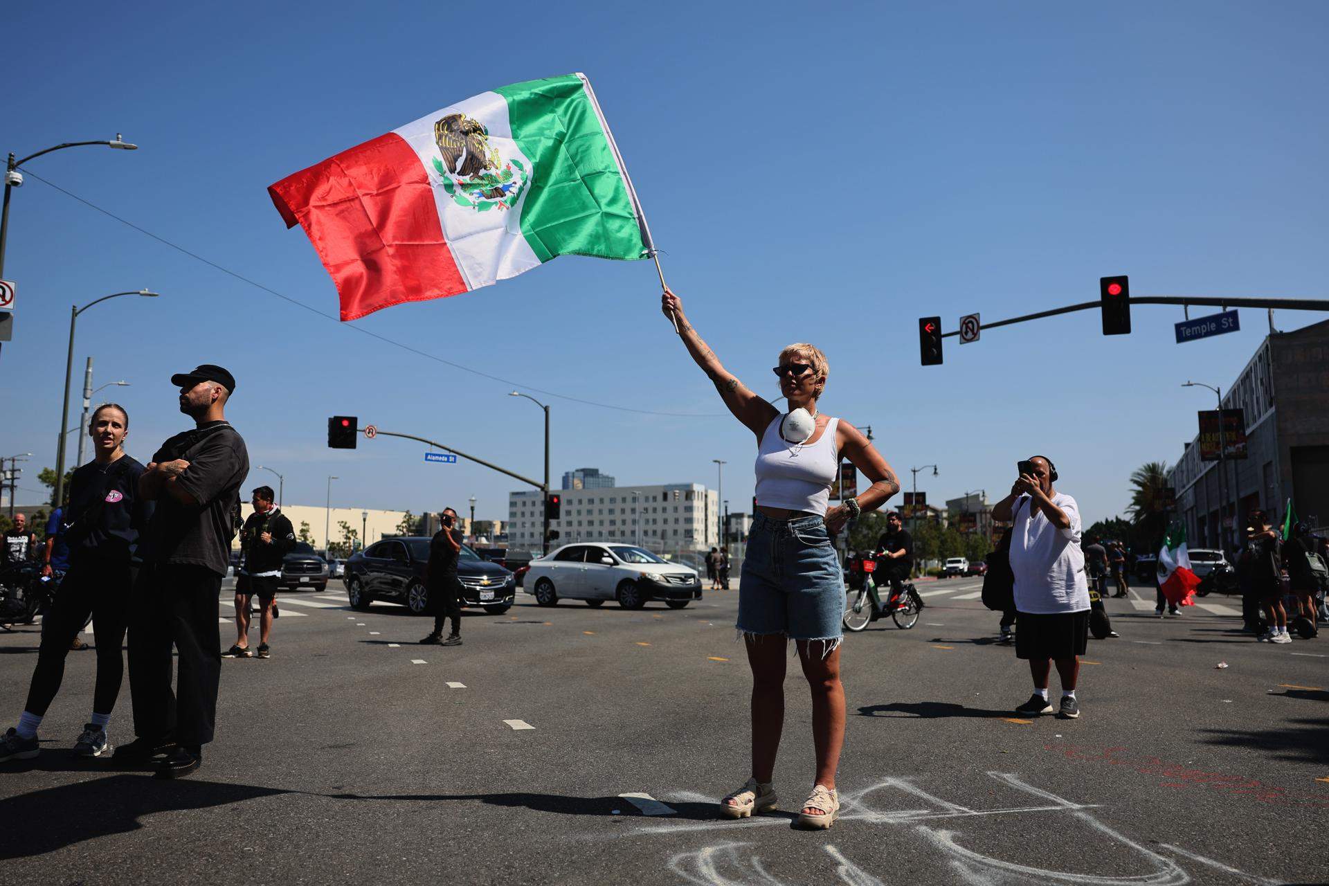 Per què la bandera mexicana s'ha convertit en un símbol de les protestes de Los Angeles?