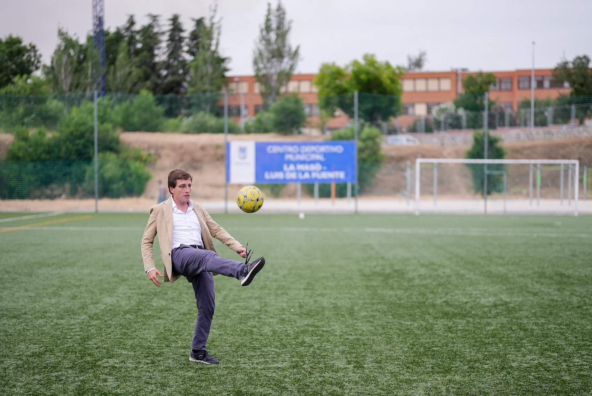 Almeida torna a fer el ridícul i acaba fent una pilotada a uns nens en la inauguració d'un centre esportiu