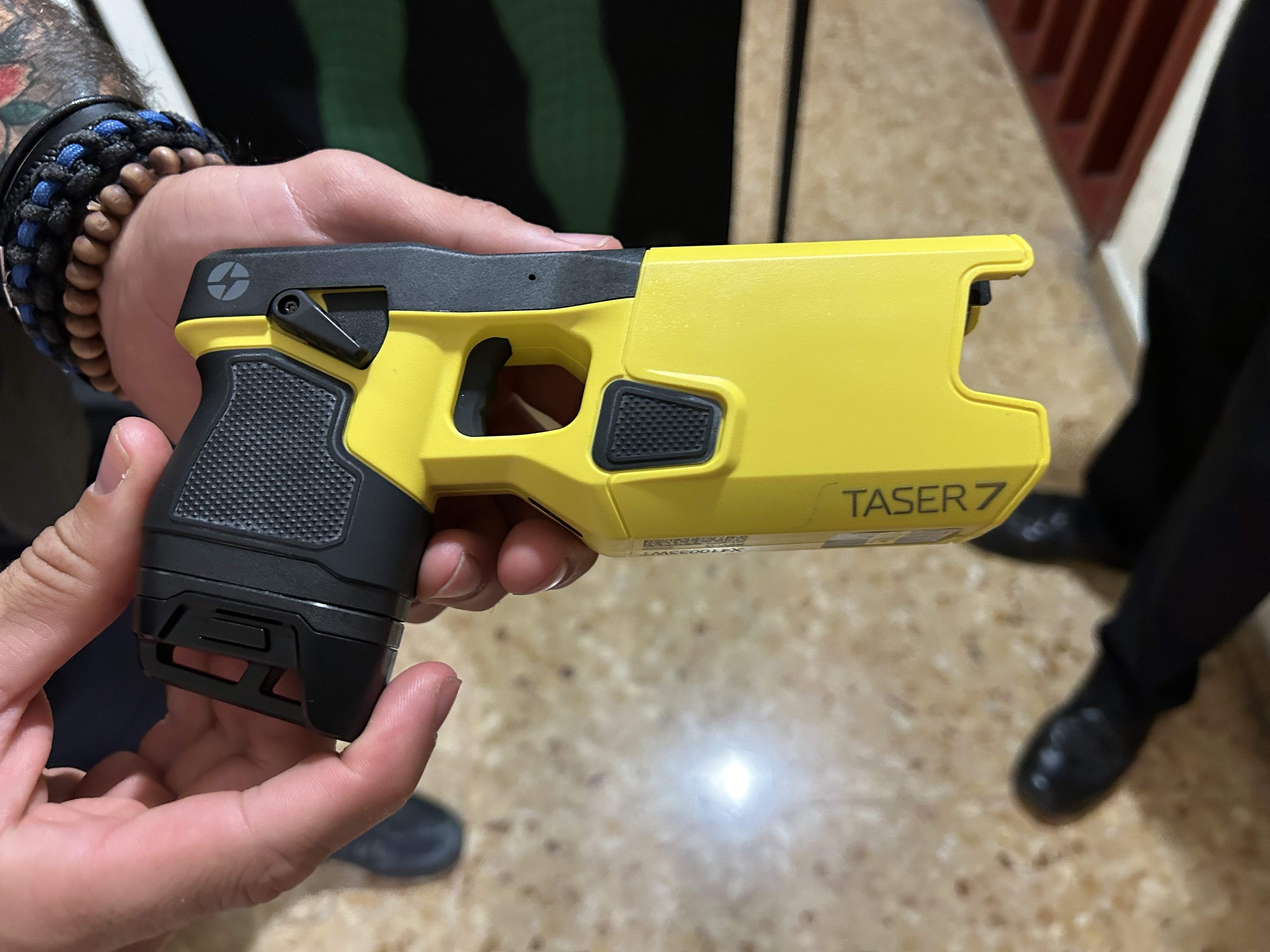 Recta final para armar a la Guàrdia Urbana de Barcelona con pistolas Taser