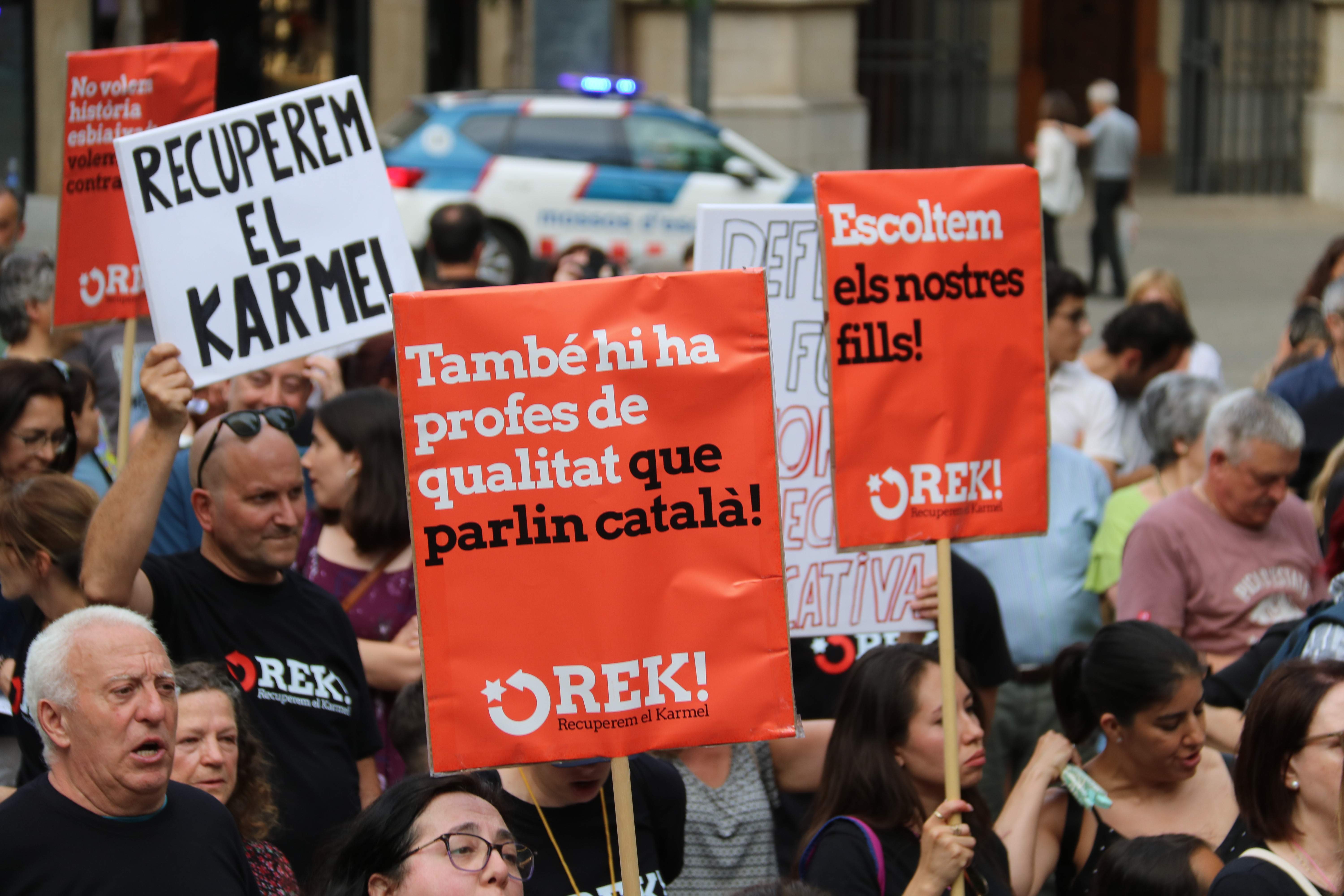 Familias del Karmel toman las calles de Terrassa contra el giro ultraespañolista de la escuela