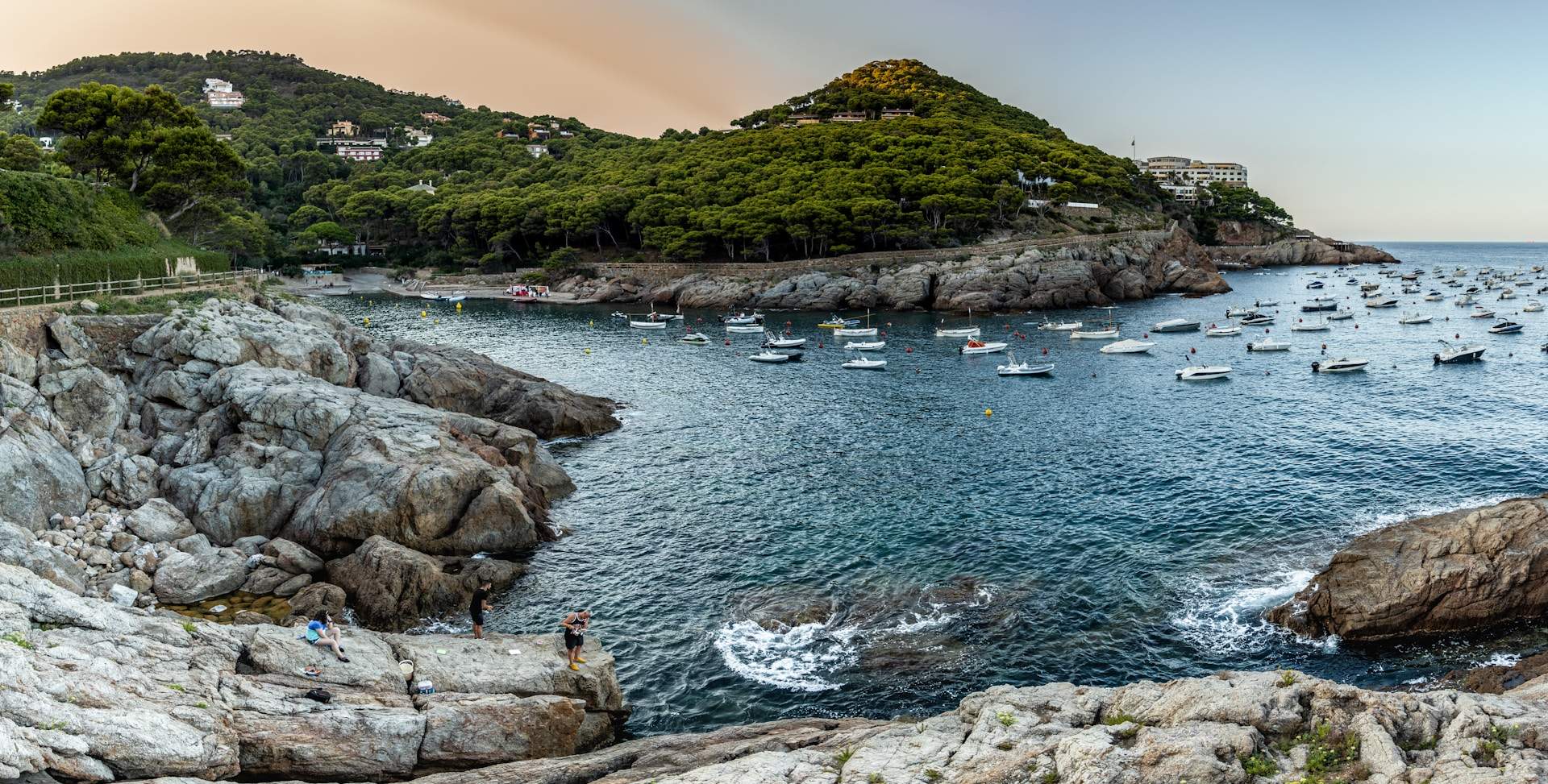 El pueblo de Girona donde comer arroces de un chef Michelin por 22 € con vistas al mar