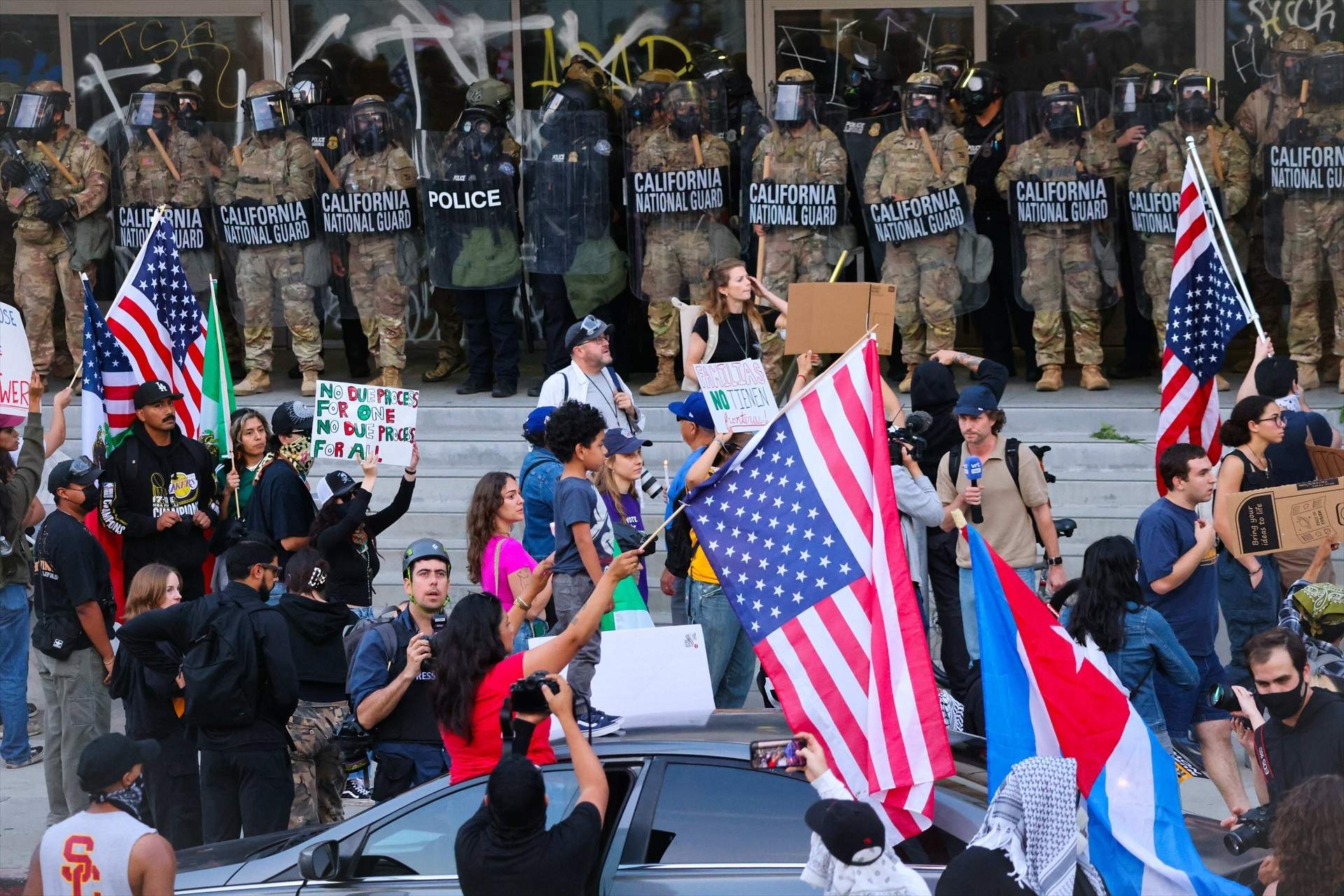 Les protestes contra les batudes antiimmigració s’estenen pels EUA i Trump amenaça de desplegar l’exèrcit